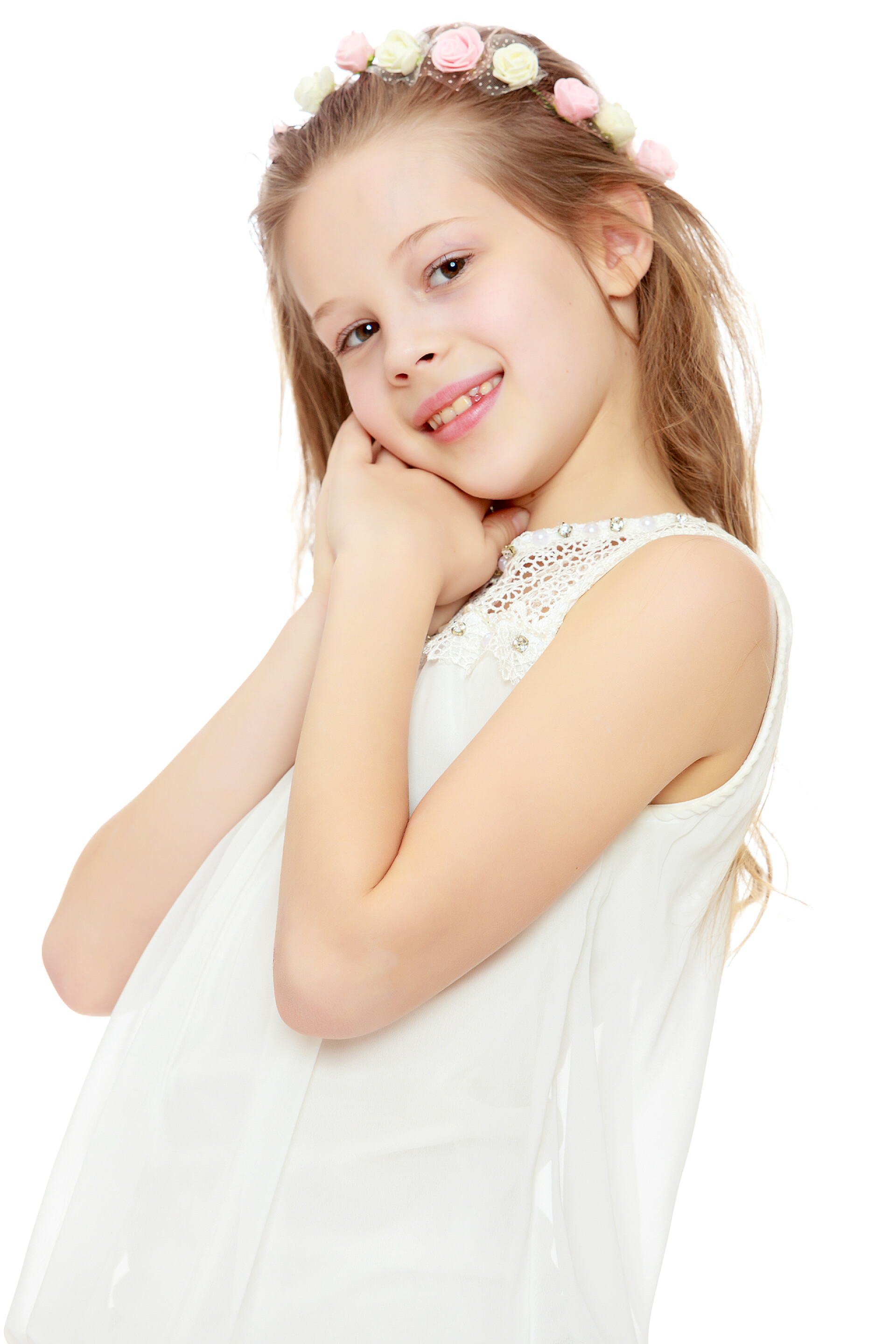 一个美丽的小女孩微笑着抚摸着自己的脸颊女孩抱着一个人的手.