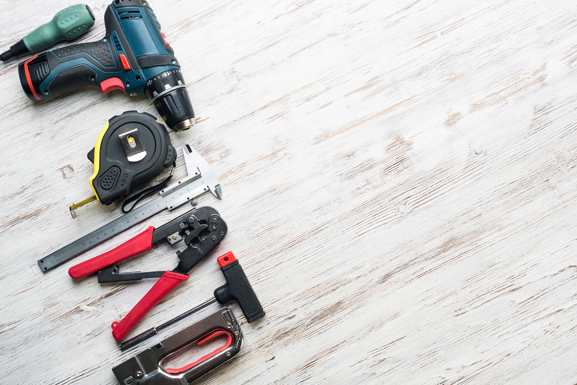 木制桌子上的各种维修工具在木桌上的文书