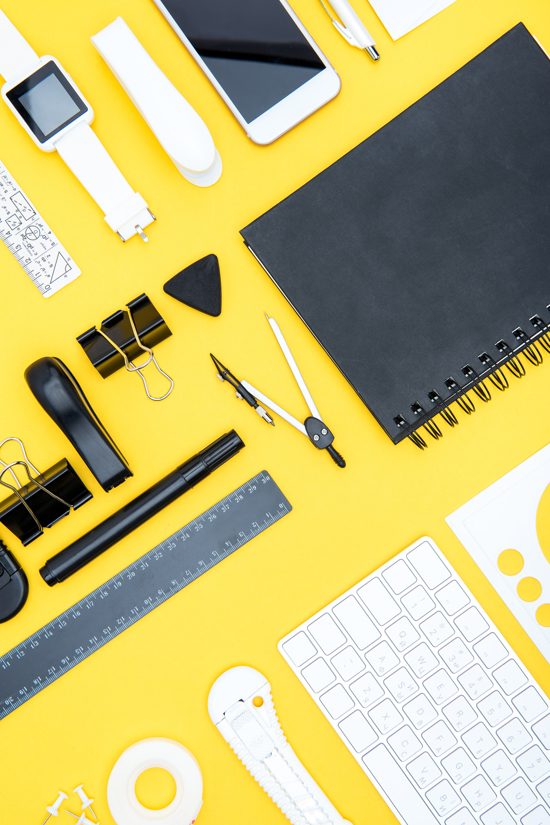 黄色背景上的各种办公用品有组织的办公用品 