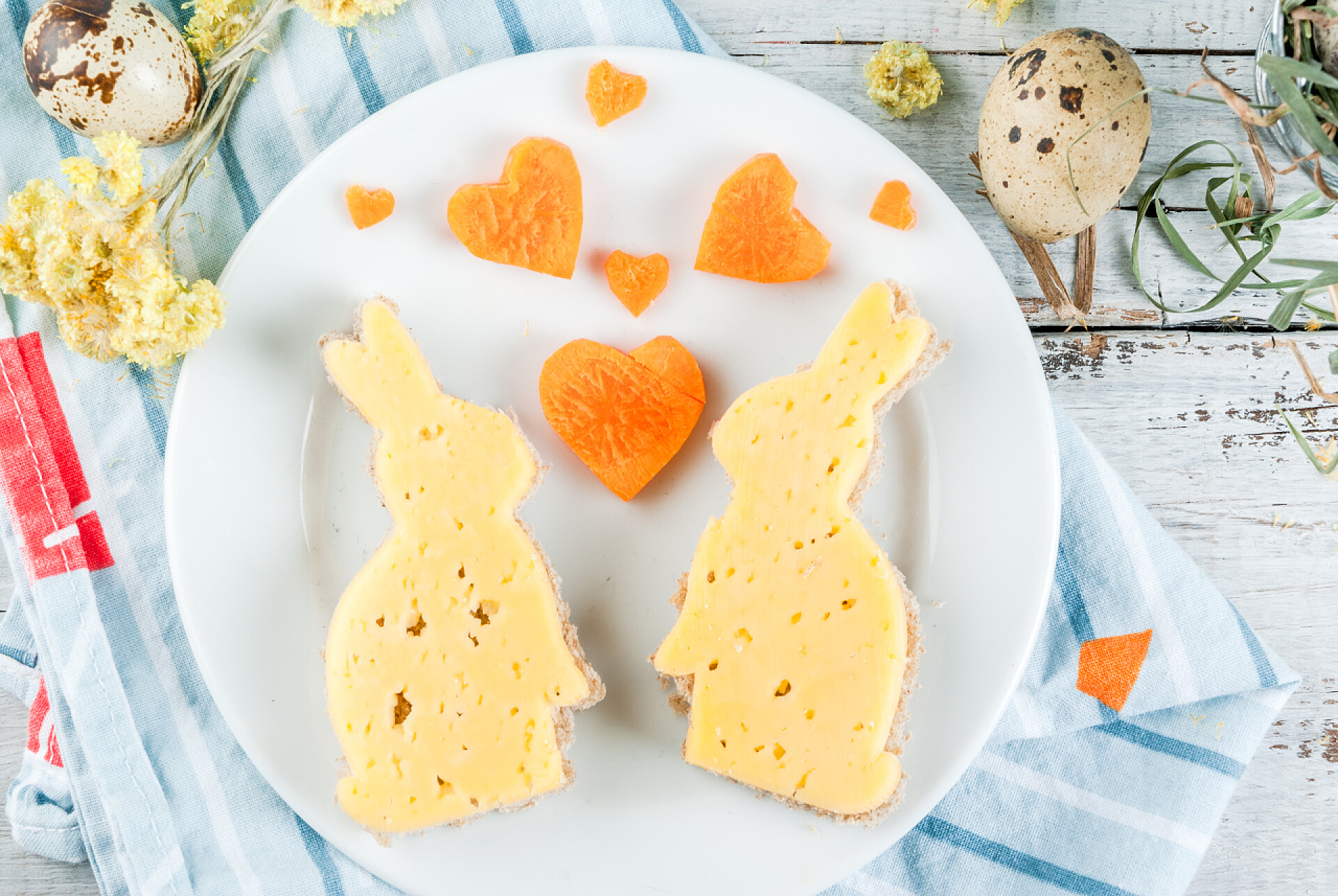 白色瓷盘里兔子形状的三明治复活节的可爱和有趣的早餐