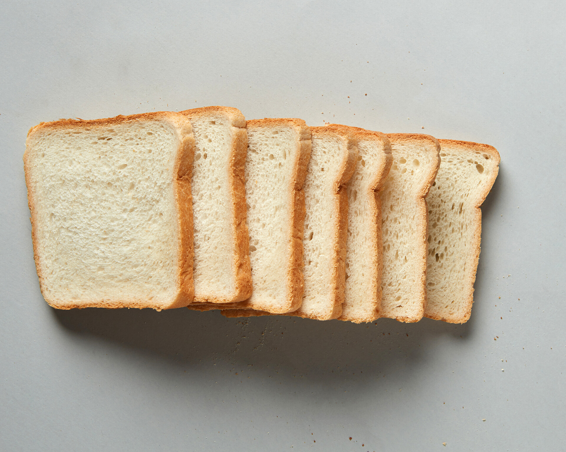 灰色背景上的面包行的新鲜面包