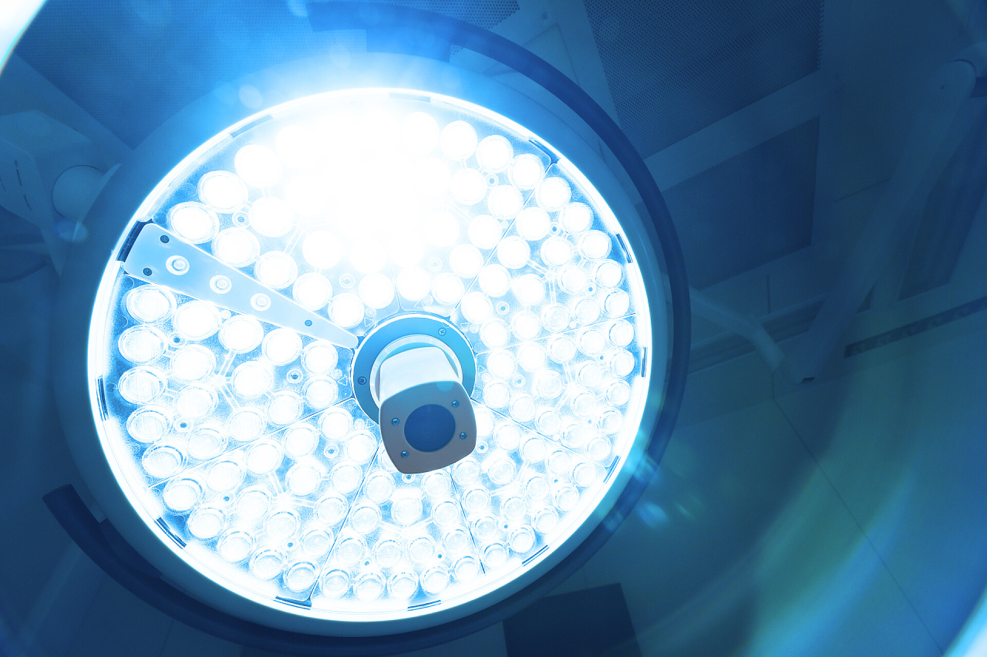 手术室发亮的手术灯手术室的手术灯 