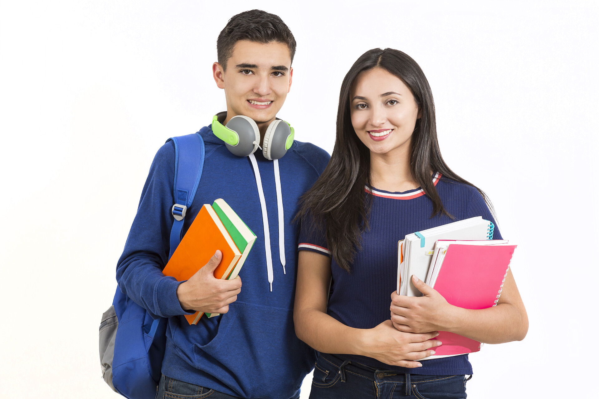 白色背景上抱着书互动的学生高中学生