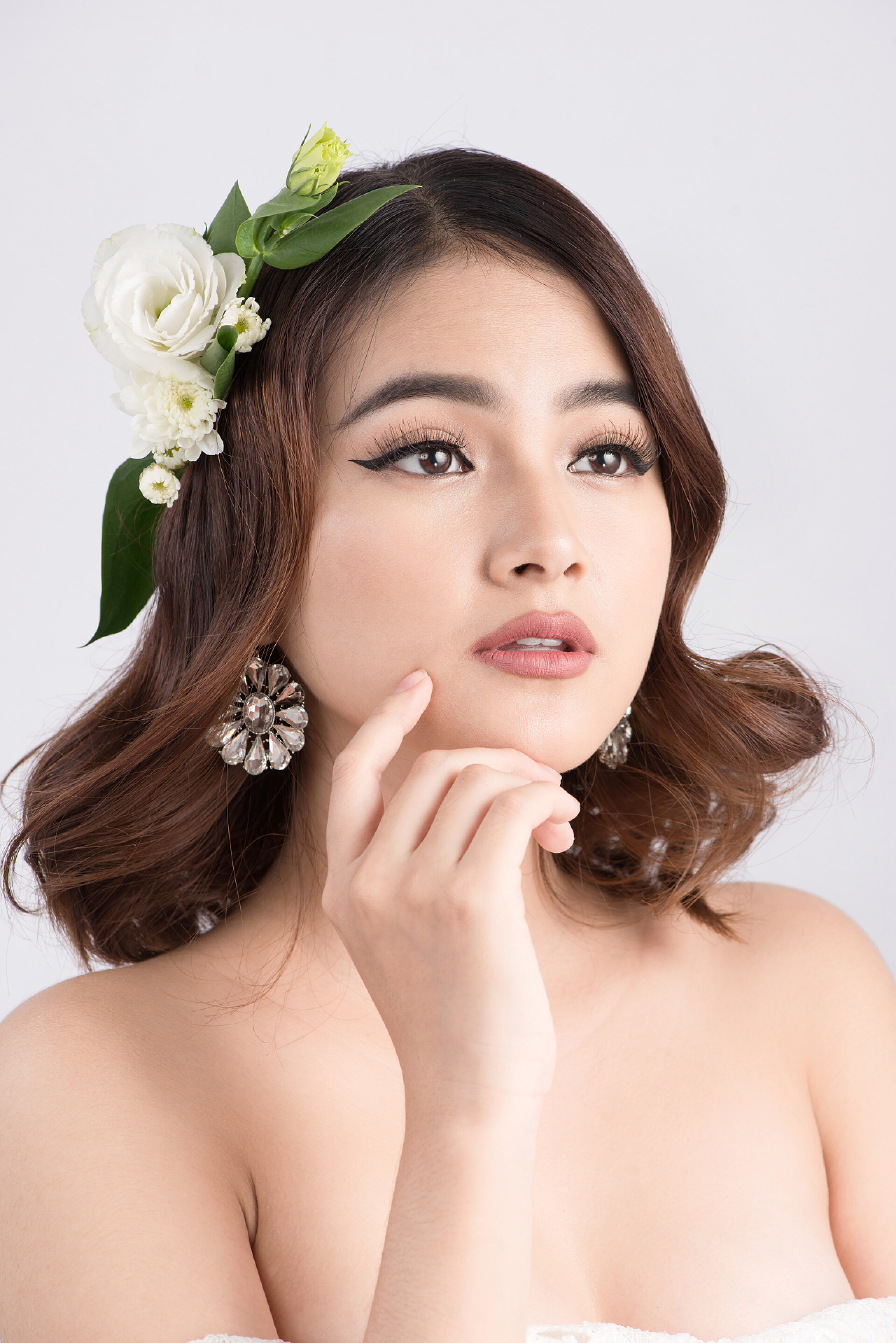 灰色背景上戴着花环的女人新娘头上的花环