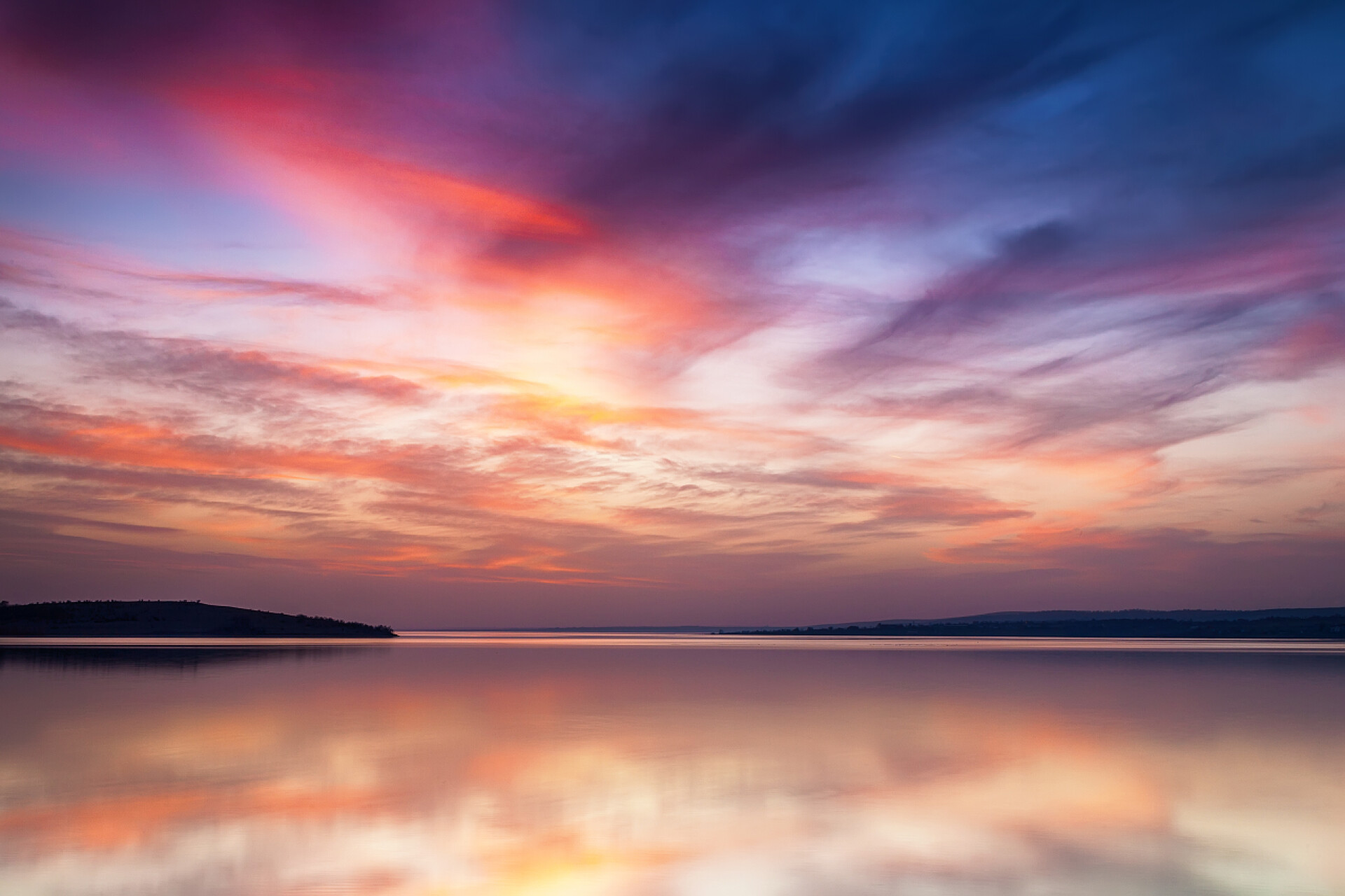 五彩斑斓的天空与倒影Cloudscpe 与丰富的色彩，黄昏