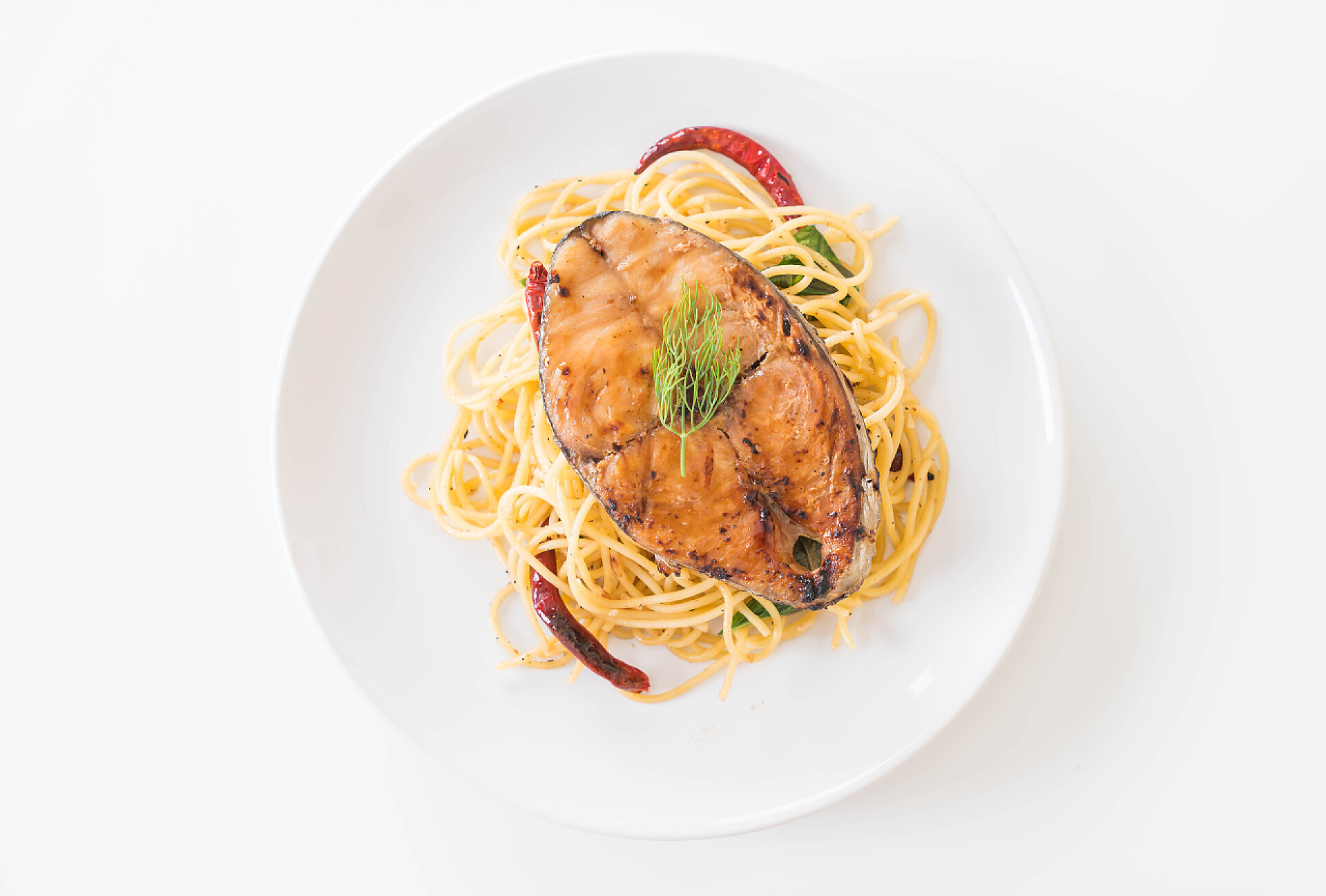 白色瓷盘里的意大利面条意大利面烤鲭鱼