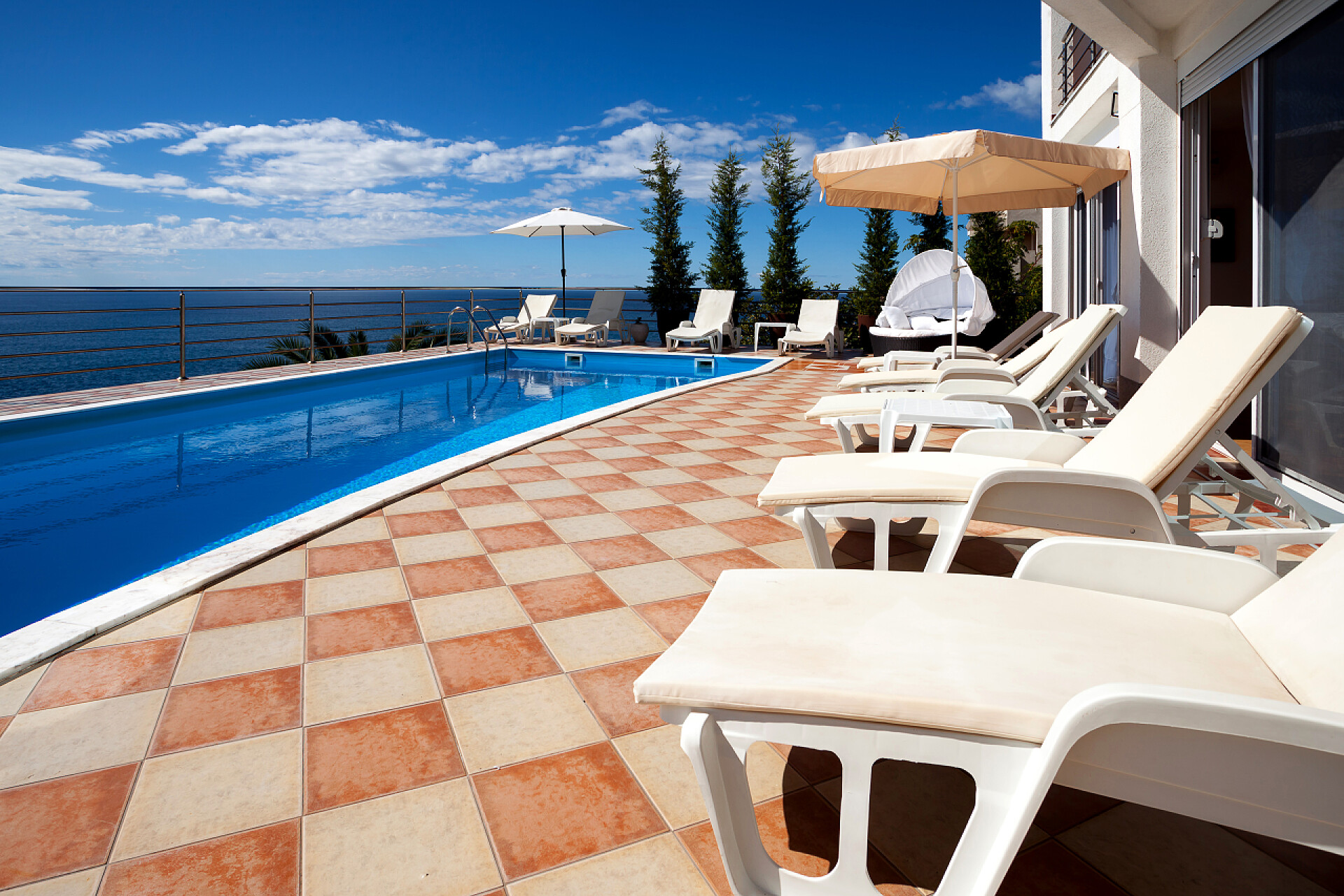 游泳池旁的休息区在游泳池旁边放松日光浴室角落