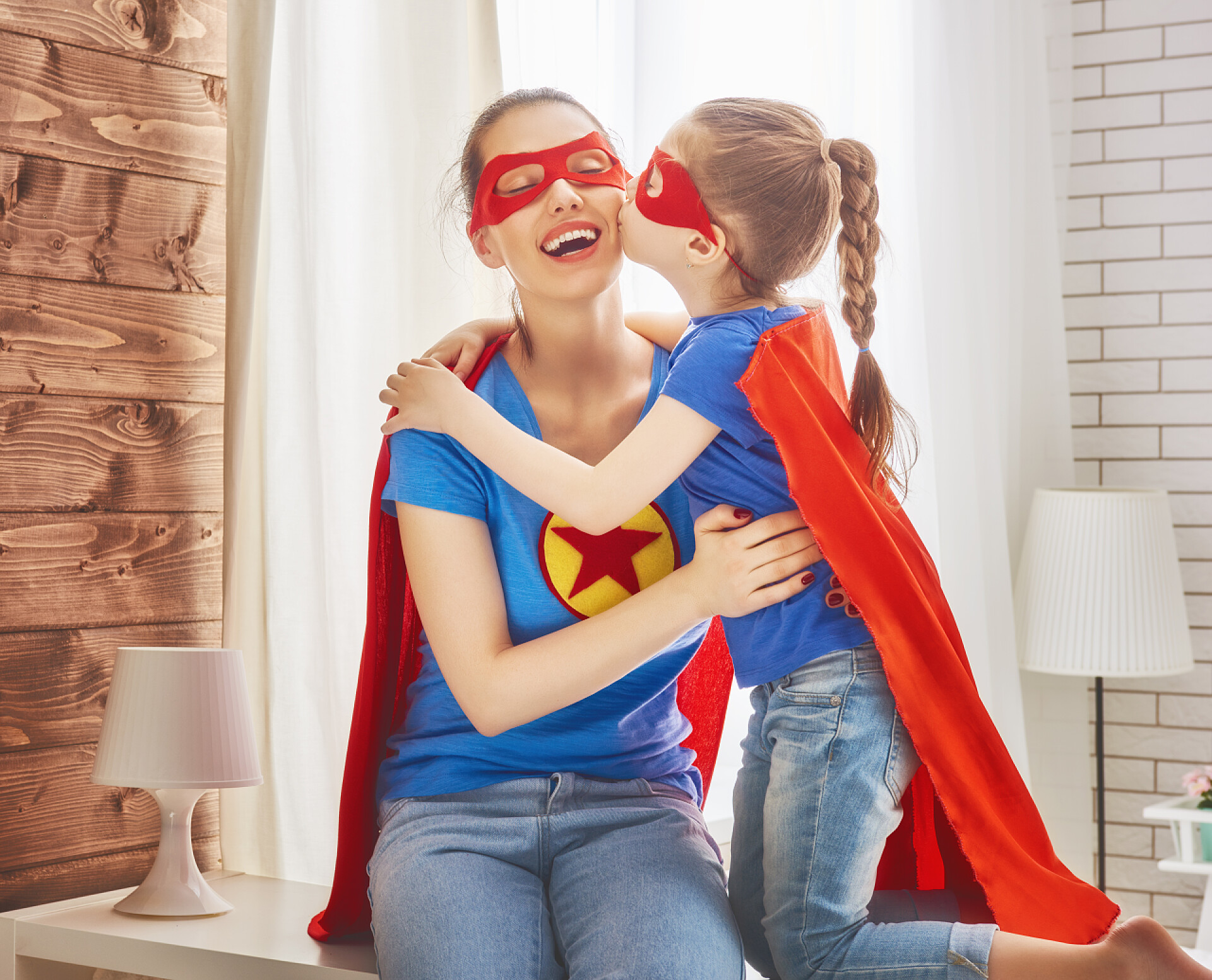 穿英雄装的母亲和孩子女孩和妈妈在超级英雄的服装