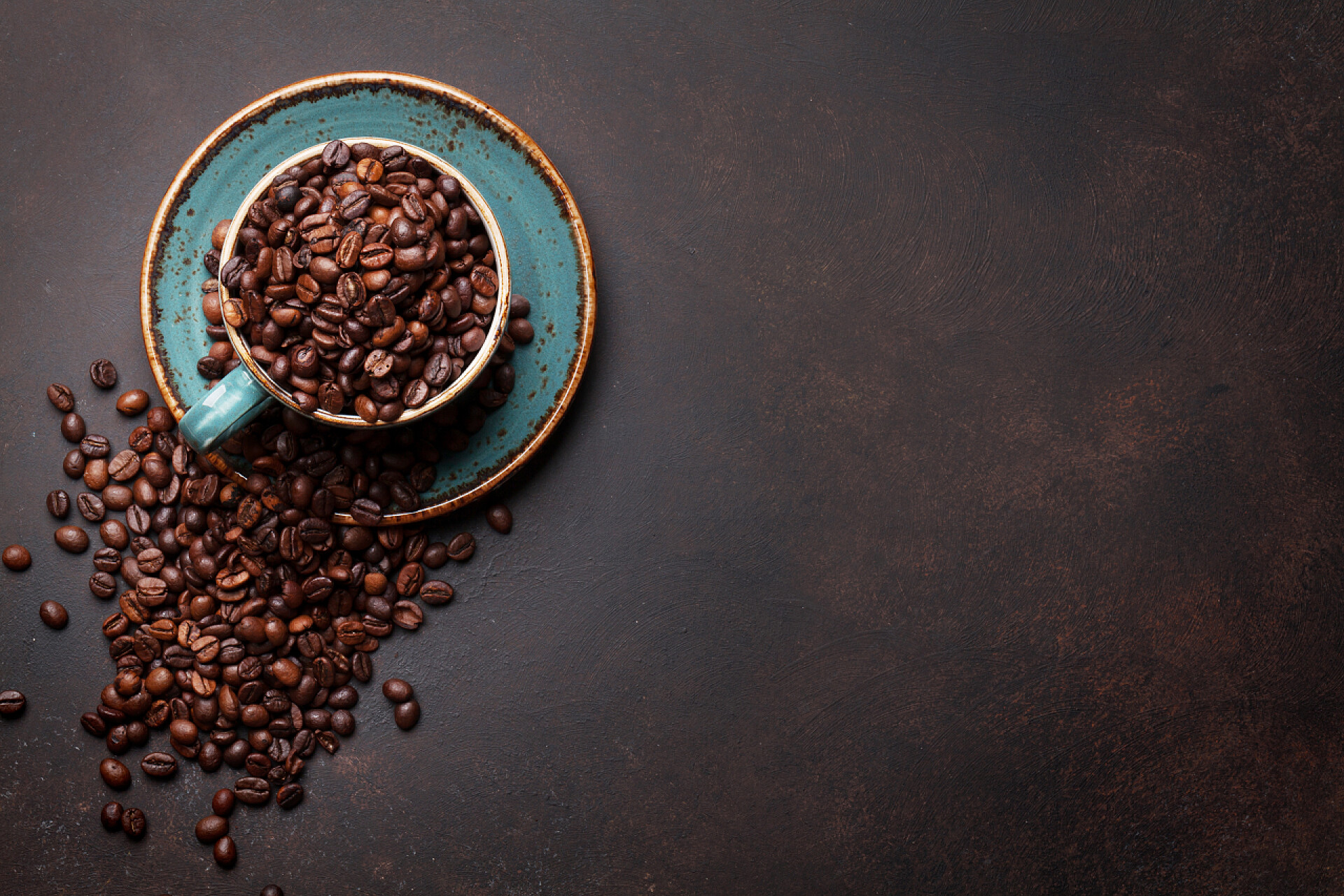 黑色背景上的咖啡豆咖啡杯加豆子