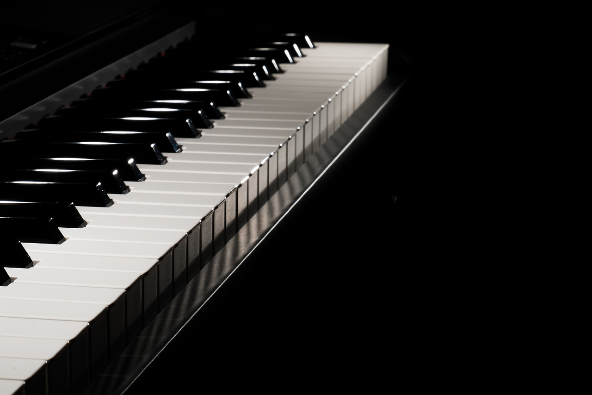 黑色背景上的钢琴键盘钢琴键盘关上了