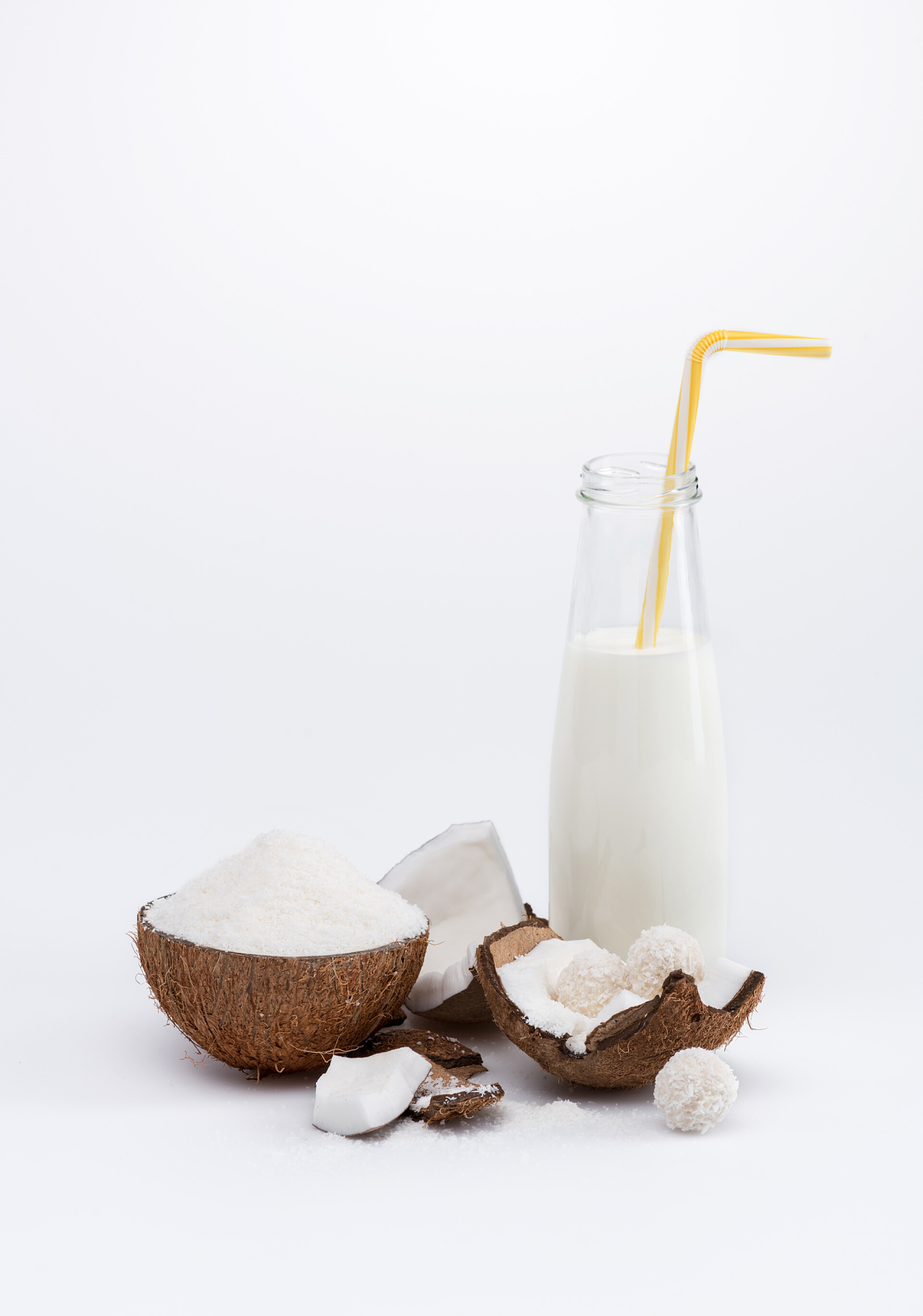 白色背景上的椰子和椰汁椰奶和螺母 