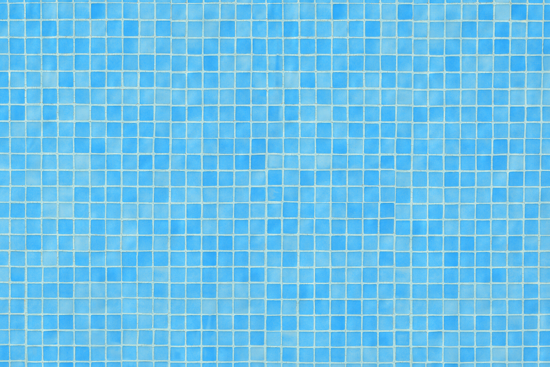 游泳池底部的蓝色格子瓷砖游泳池中的蓝色瓷砖镶嵌