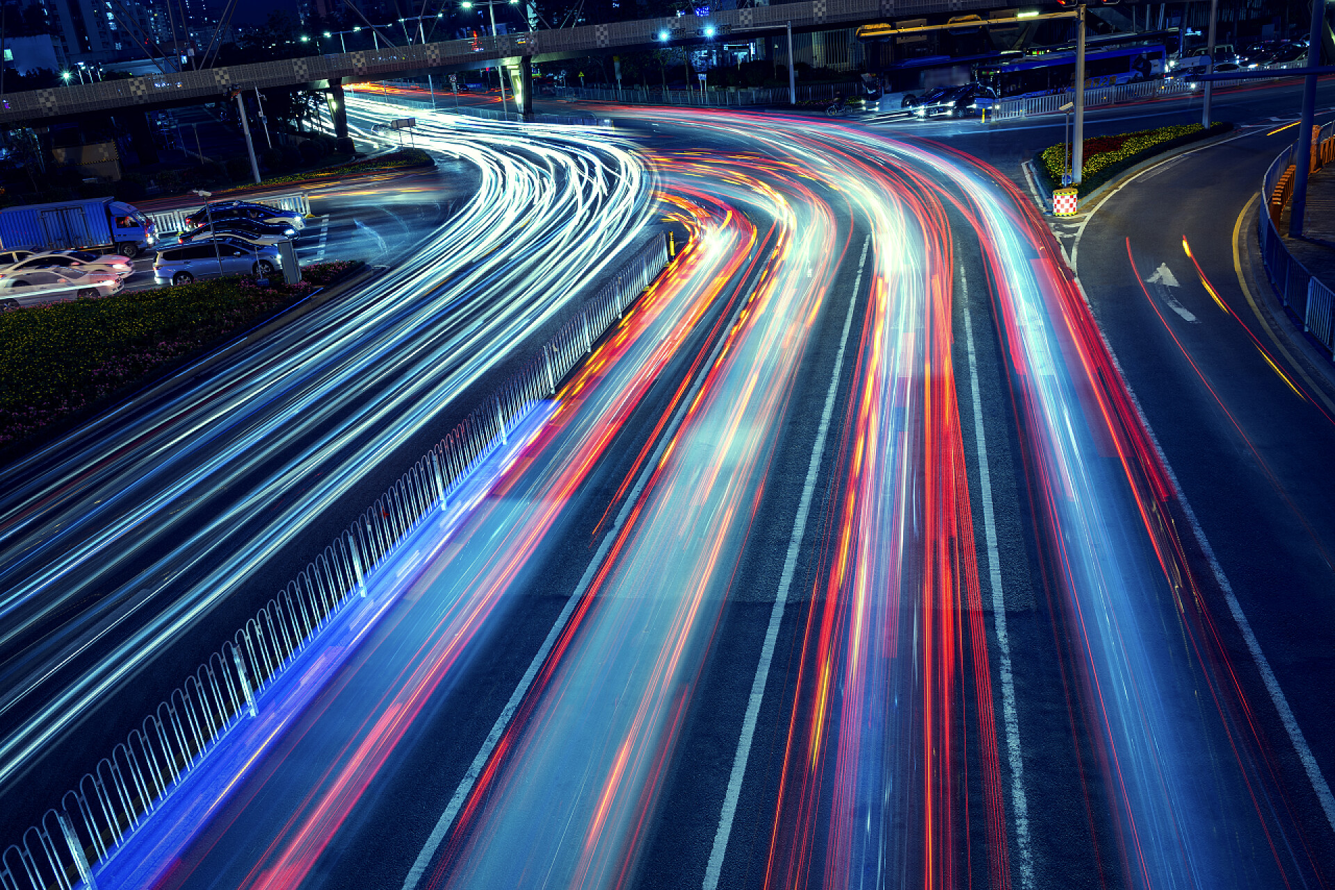 汽车在城市中的灯光足迹城市繁忙的交通