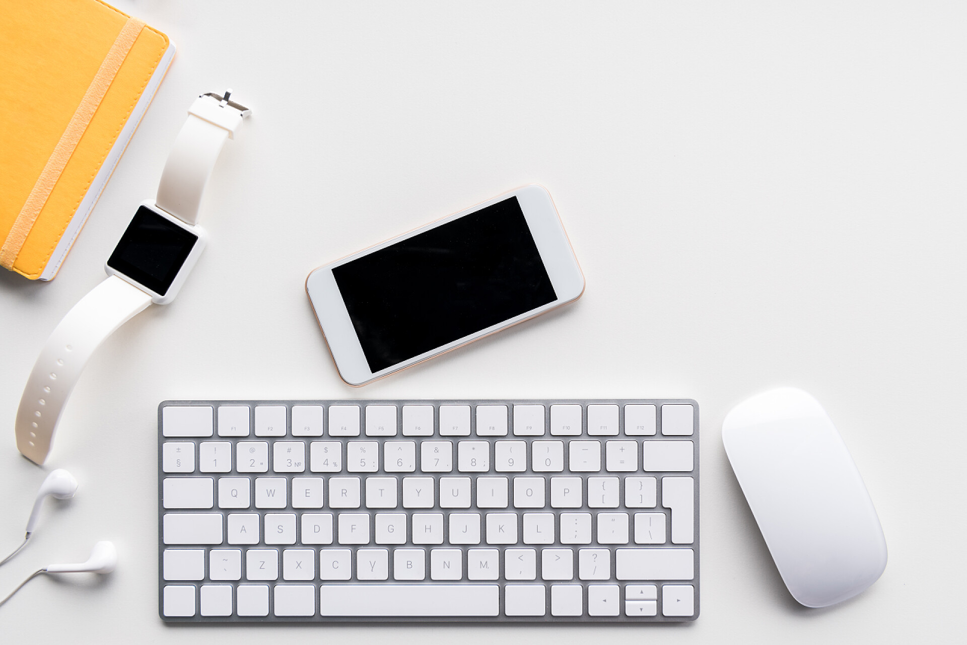 办公桌上的办公用品顶部视图计算机键盘和办公用品