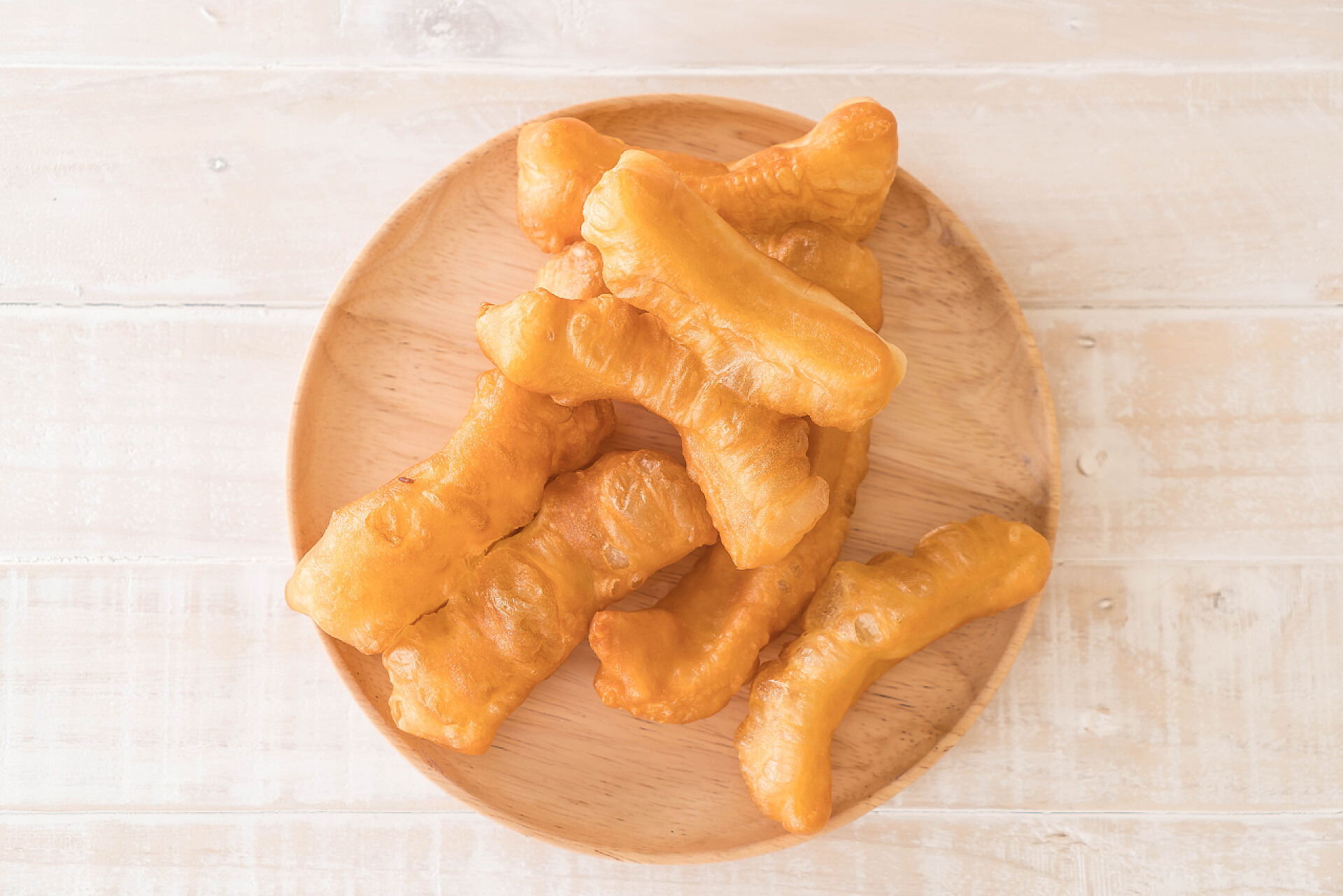 俯拍桌子上的油条油条棍子