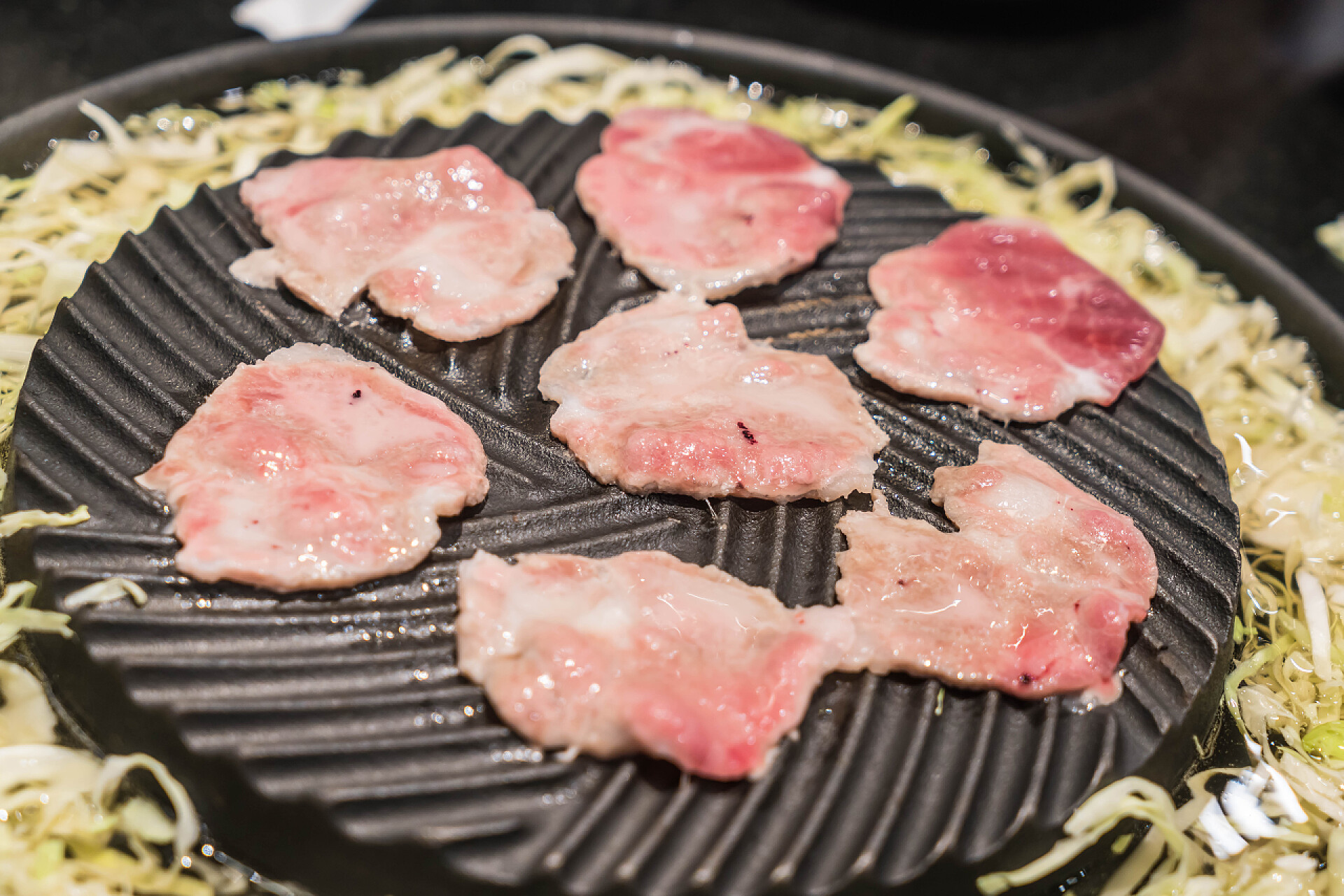 烤肉特写近景图猪肉切成片烤盘上