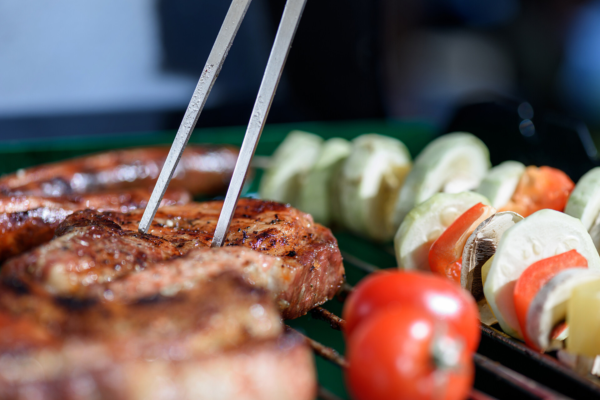 烧烤架上的牛排食物肉的烤架上烤叉扎