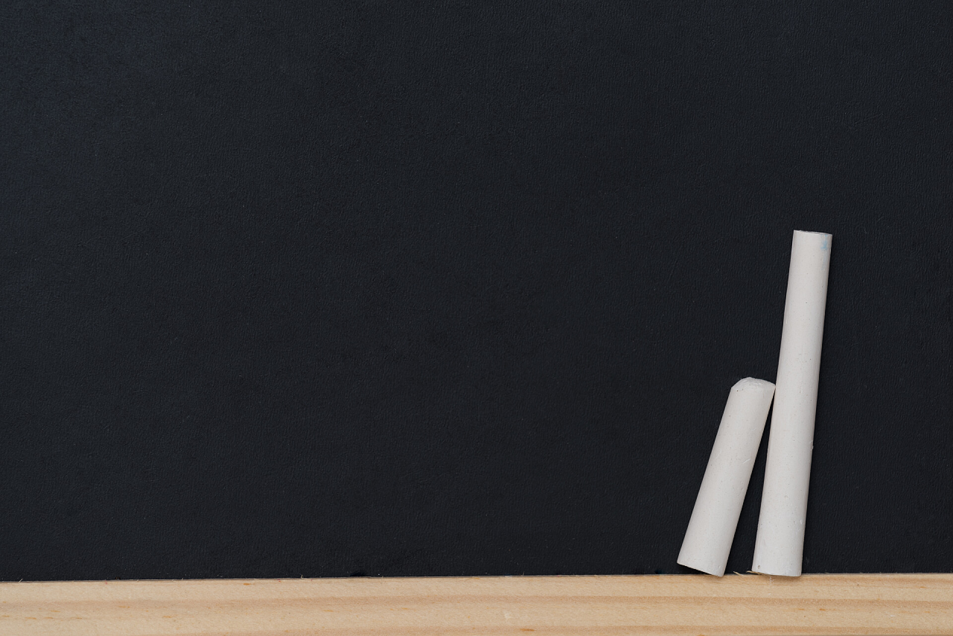 黑色板和白色粉笔黑色板和白色粉笔与空间