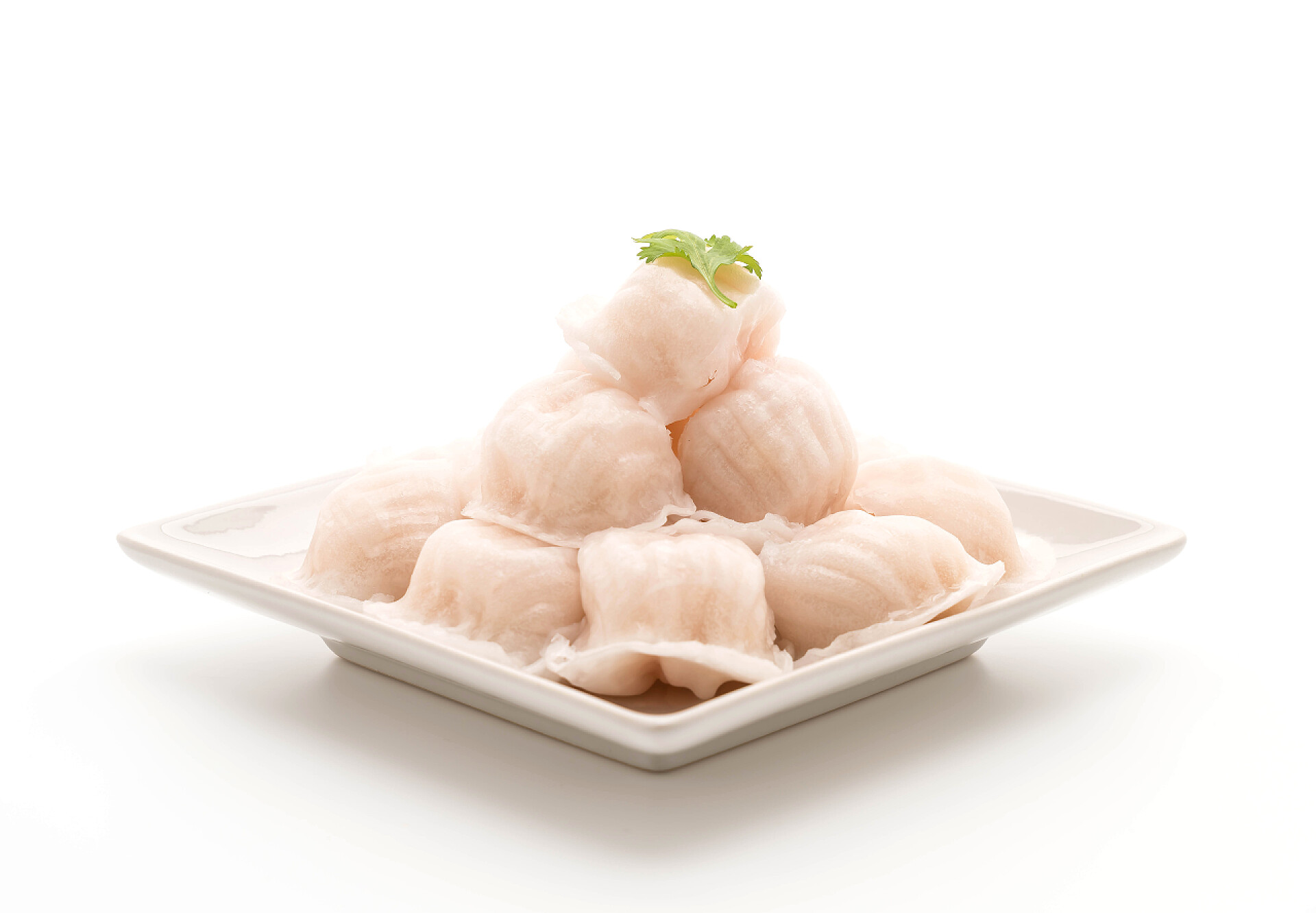 白色背景上蒸虾饺子点心蒸的虾饺子点心