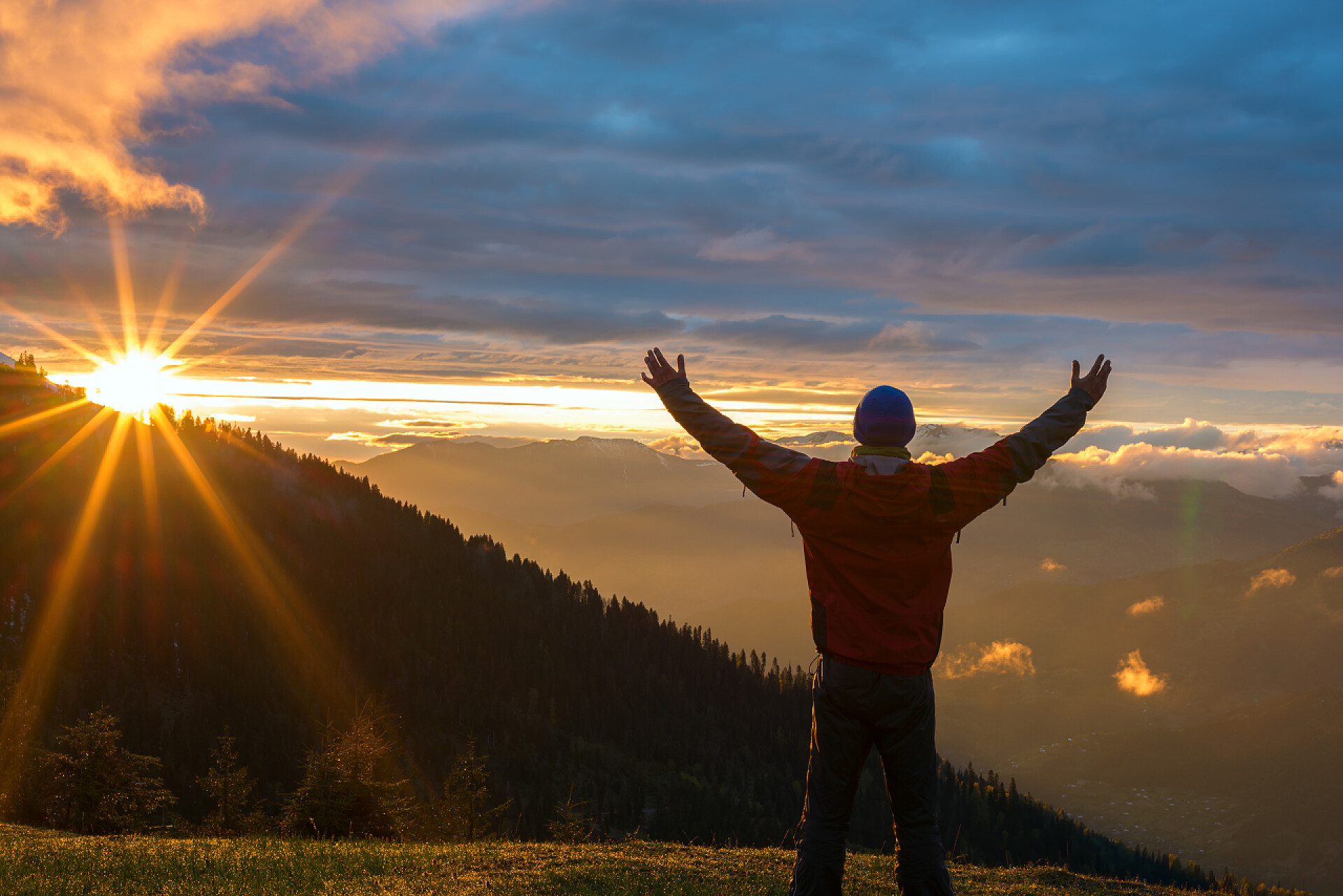 一个张开双臂的人在拥抱夕阳张开双臂的人旅行者钦佩七彩的晚霞，在谅解备忘录 》