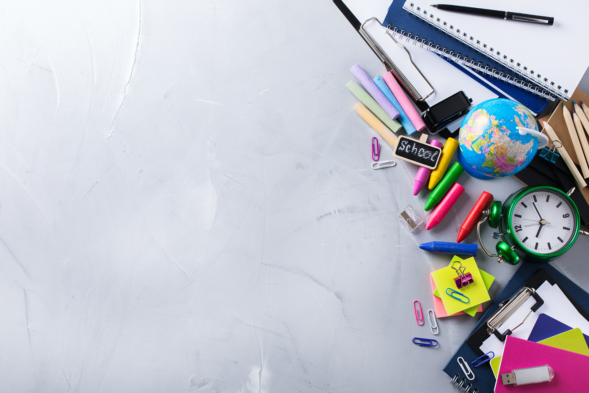 桌子上放的学习用品各种各样的学习用品，蜡笔，钢笔，粉笔