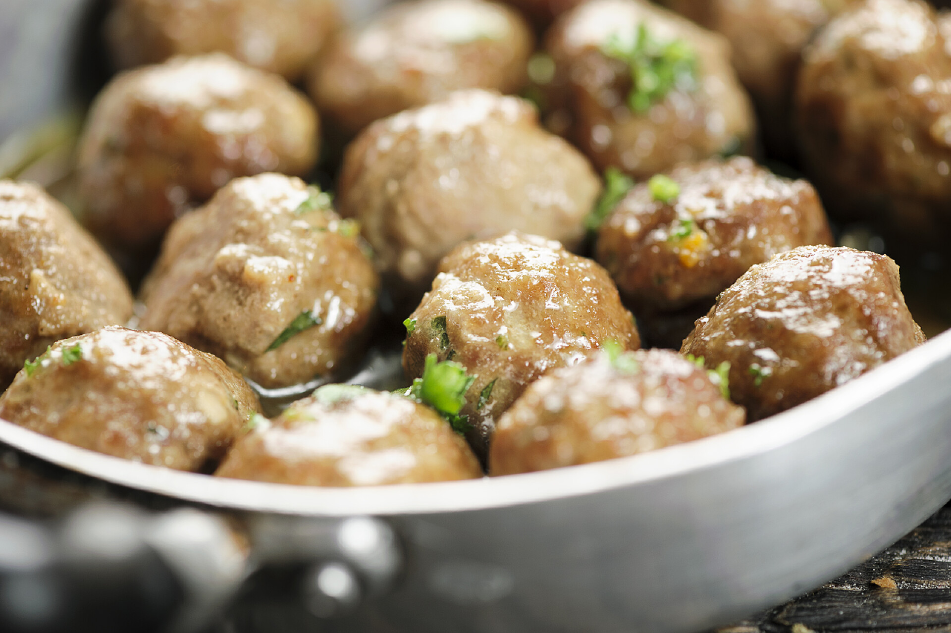 桌上美味的自制肉丸美味的自制肉丸