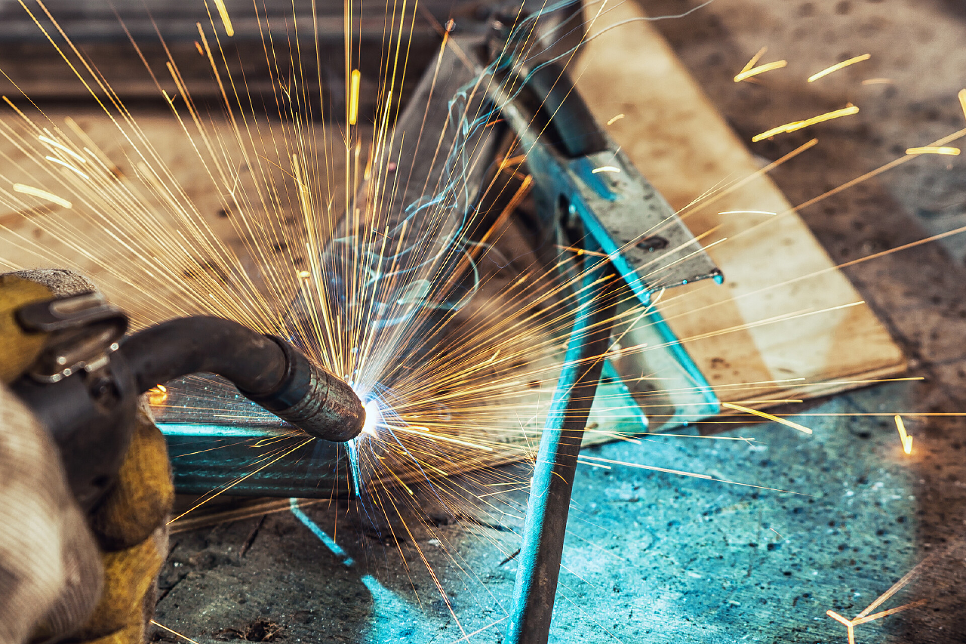 一个人在焊缝金属男人焊缝金属焊接机