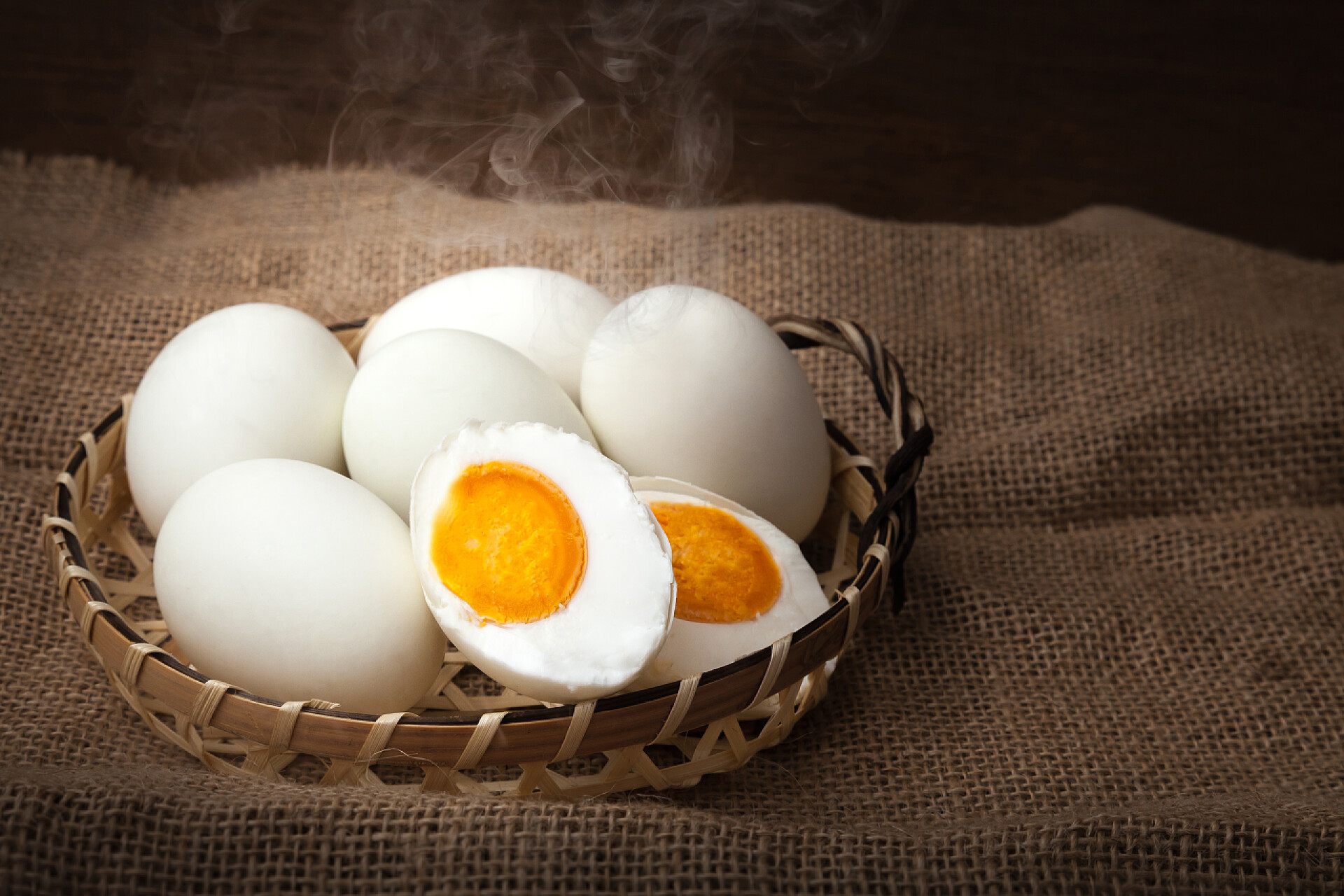篮子里的咸鸭蛋咸的鸭蛋，煮熟，准备开吃，穿上篮，模糊的背景