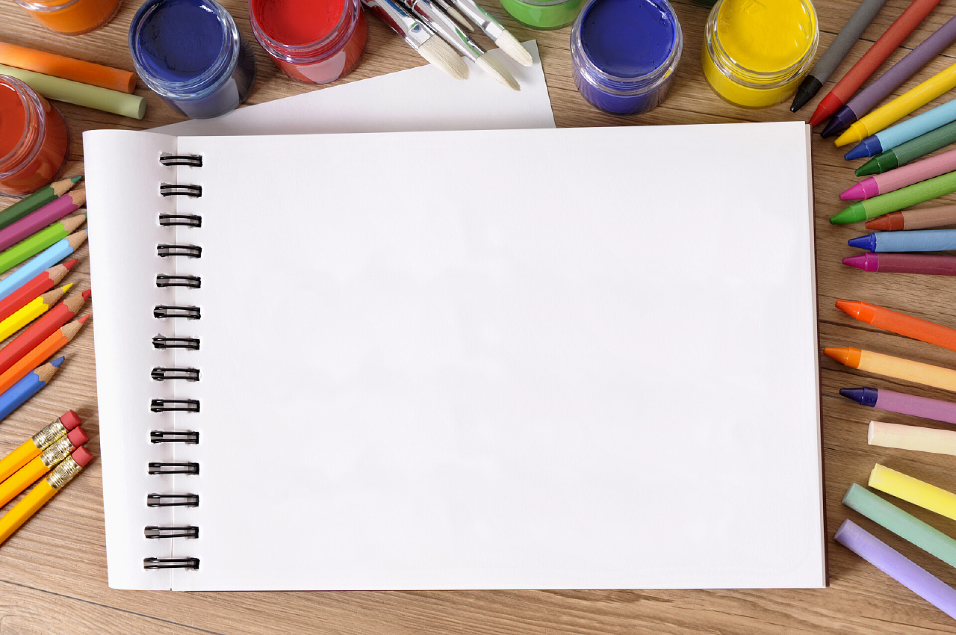 桌上放着画笔和画纸书封面直立