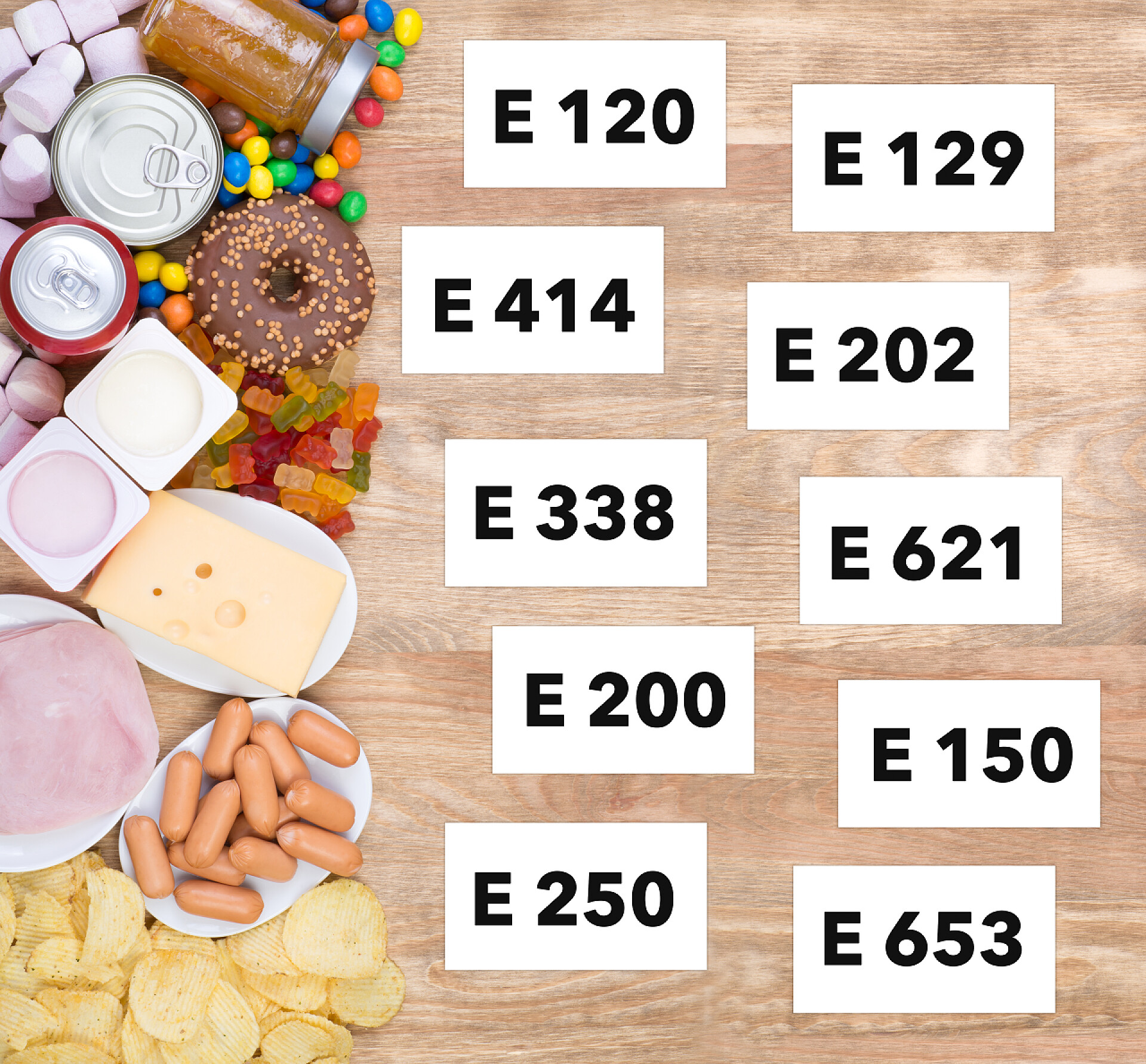 桌子上的食物不健康的添加剂，木制的桌子上的食物