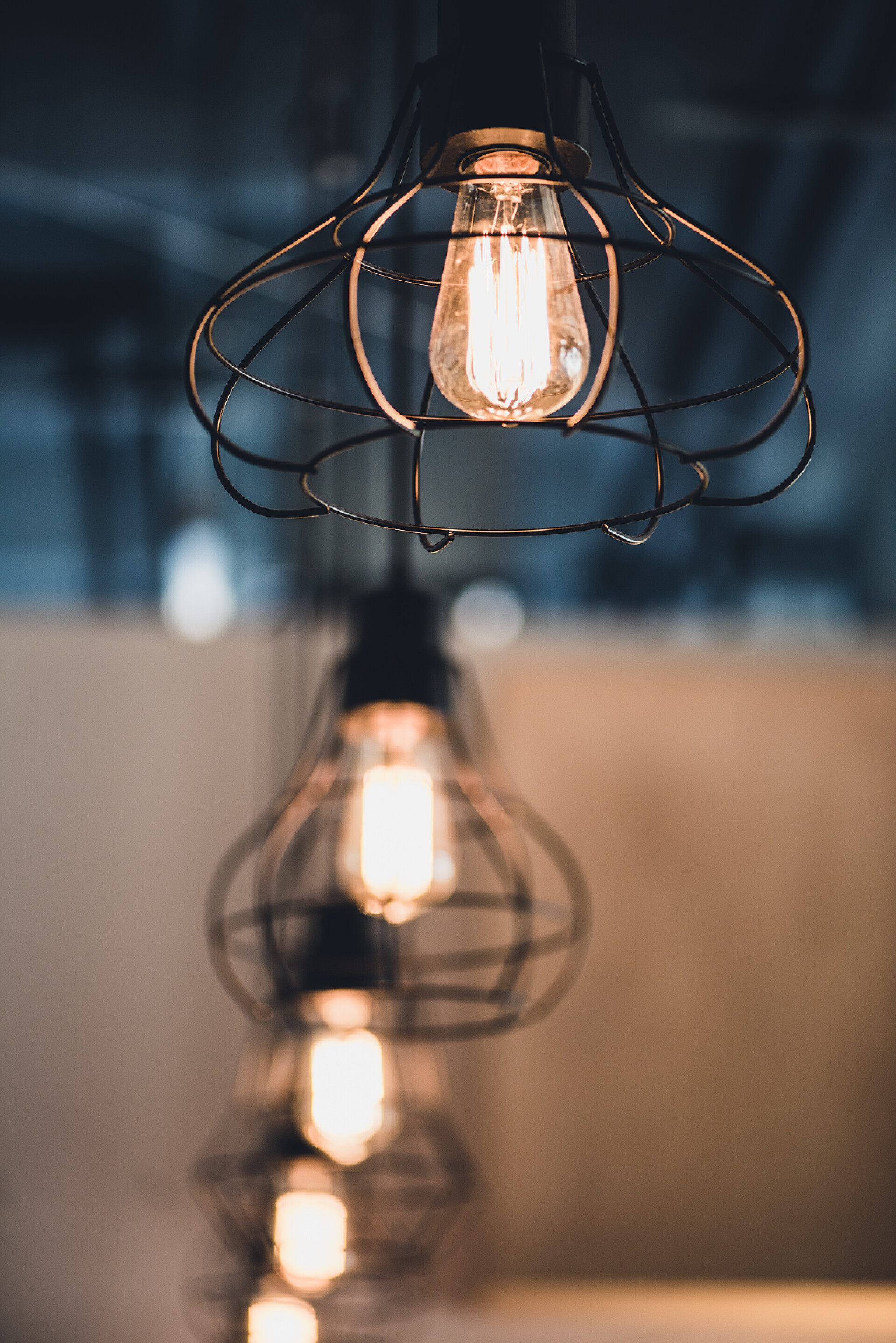 特写镜头下的暖黄灯光灯笼