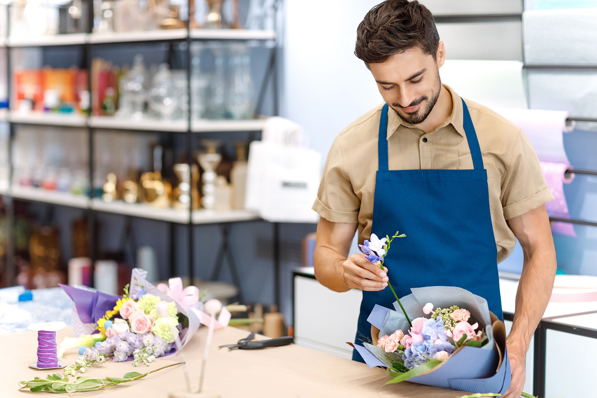 花店插花的工作人员花店插花