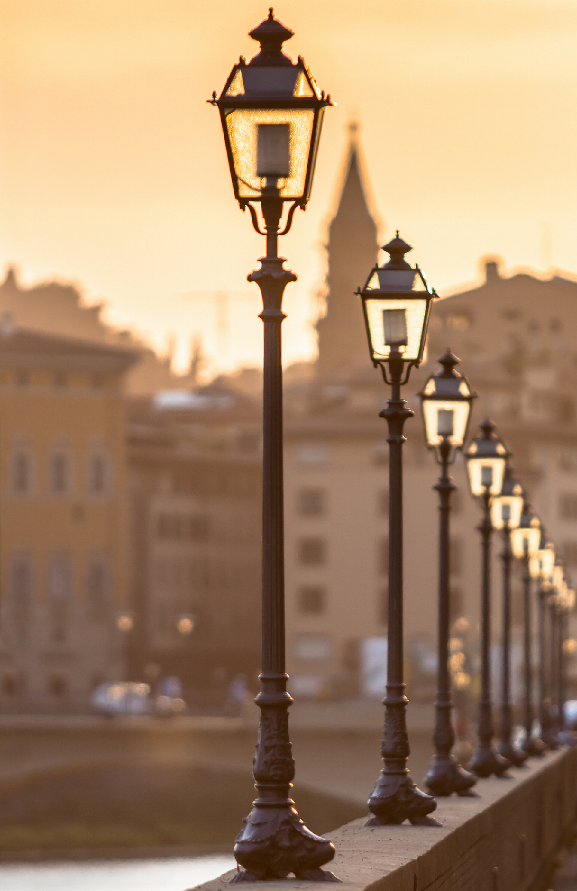 黄昏下城市街头老式路灯日落灯的街灯