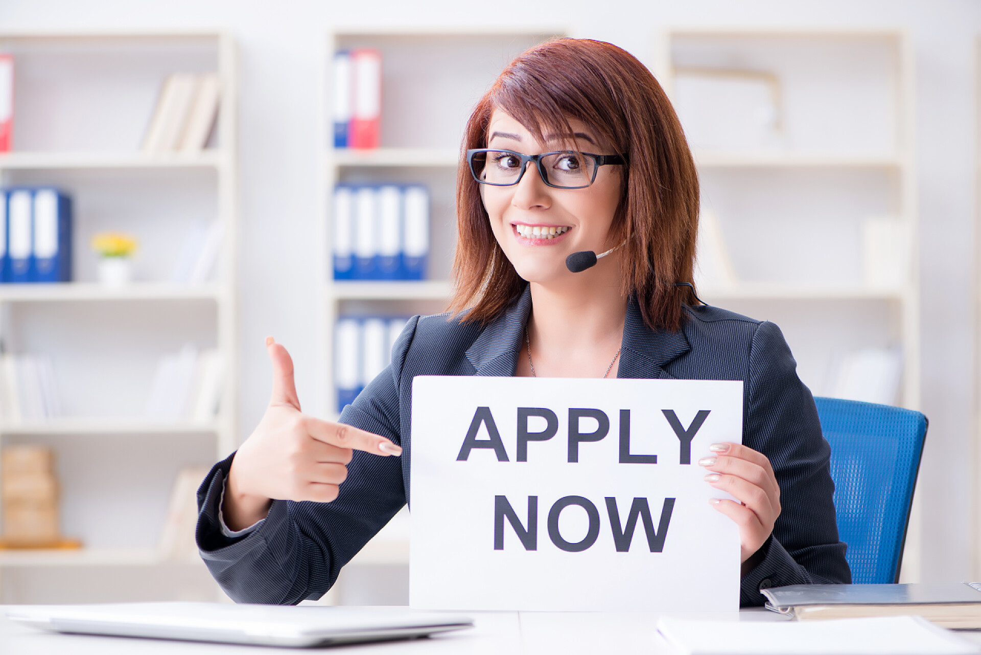 展示英文的演讲者雇用新员工的女商人