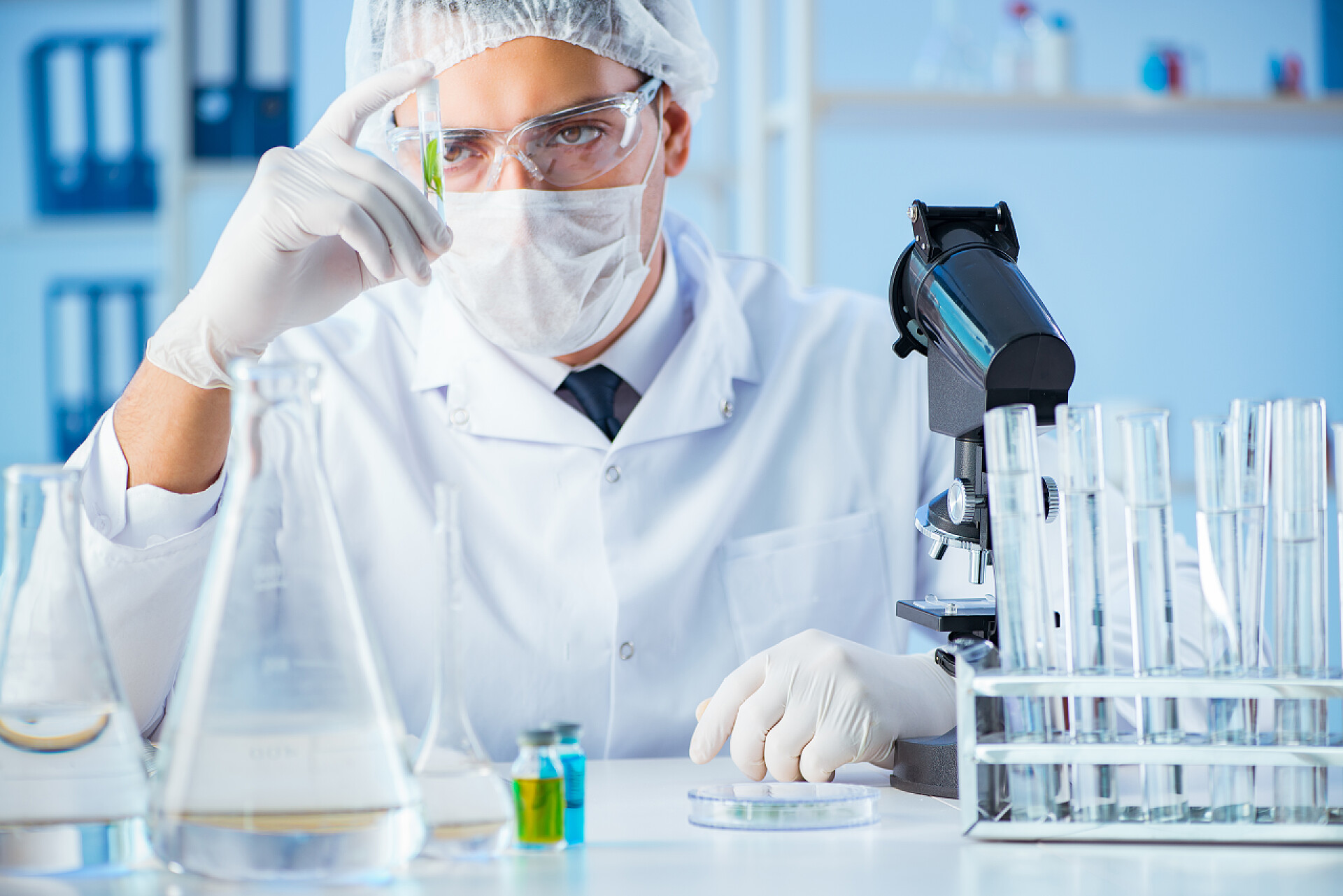 在实验室做实验的科研人员实验室科学家的生物技术概念