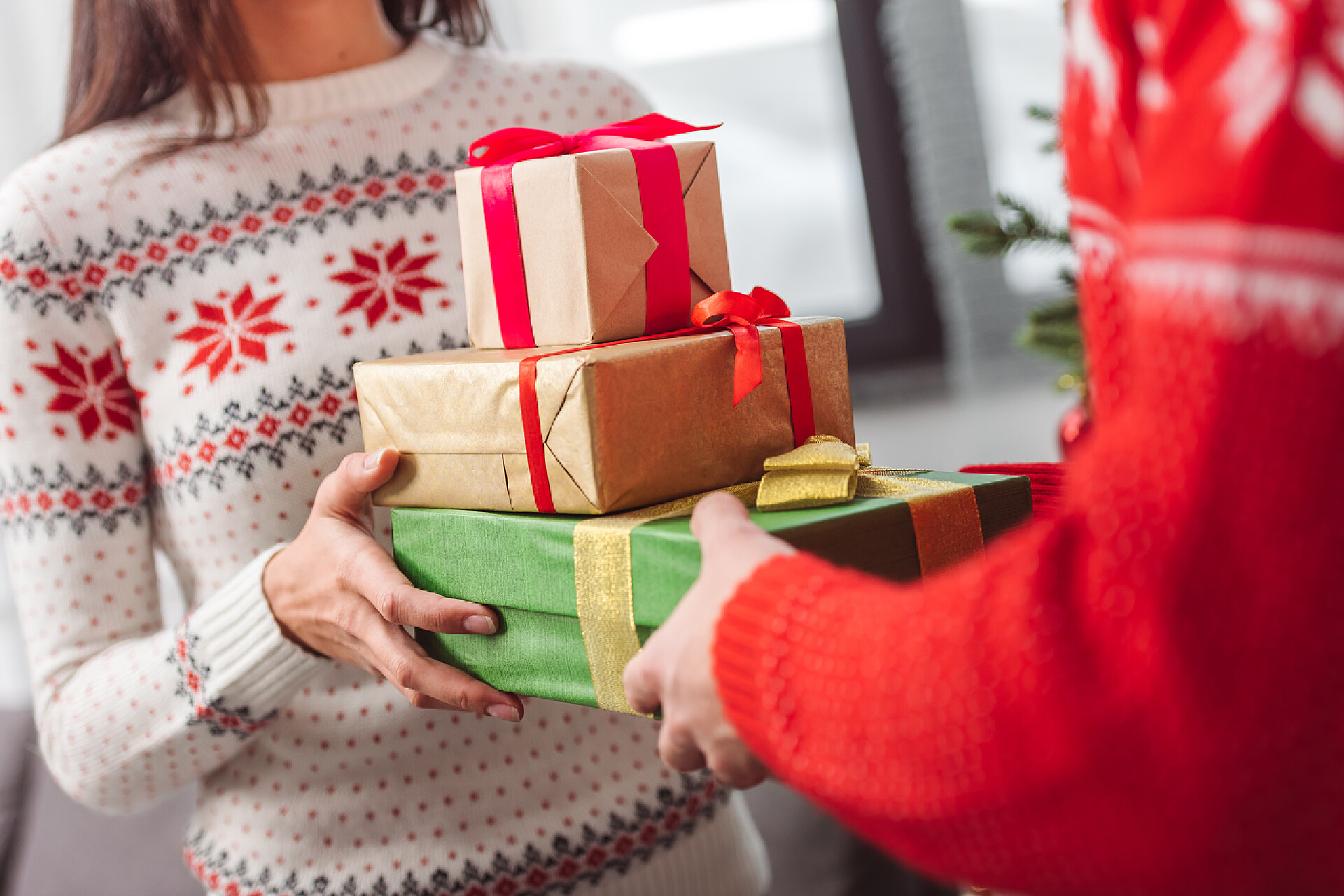 圣诞节相互交往礼物的年轻人年轻夫妇圣诞礼物