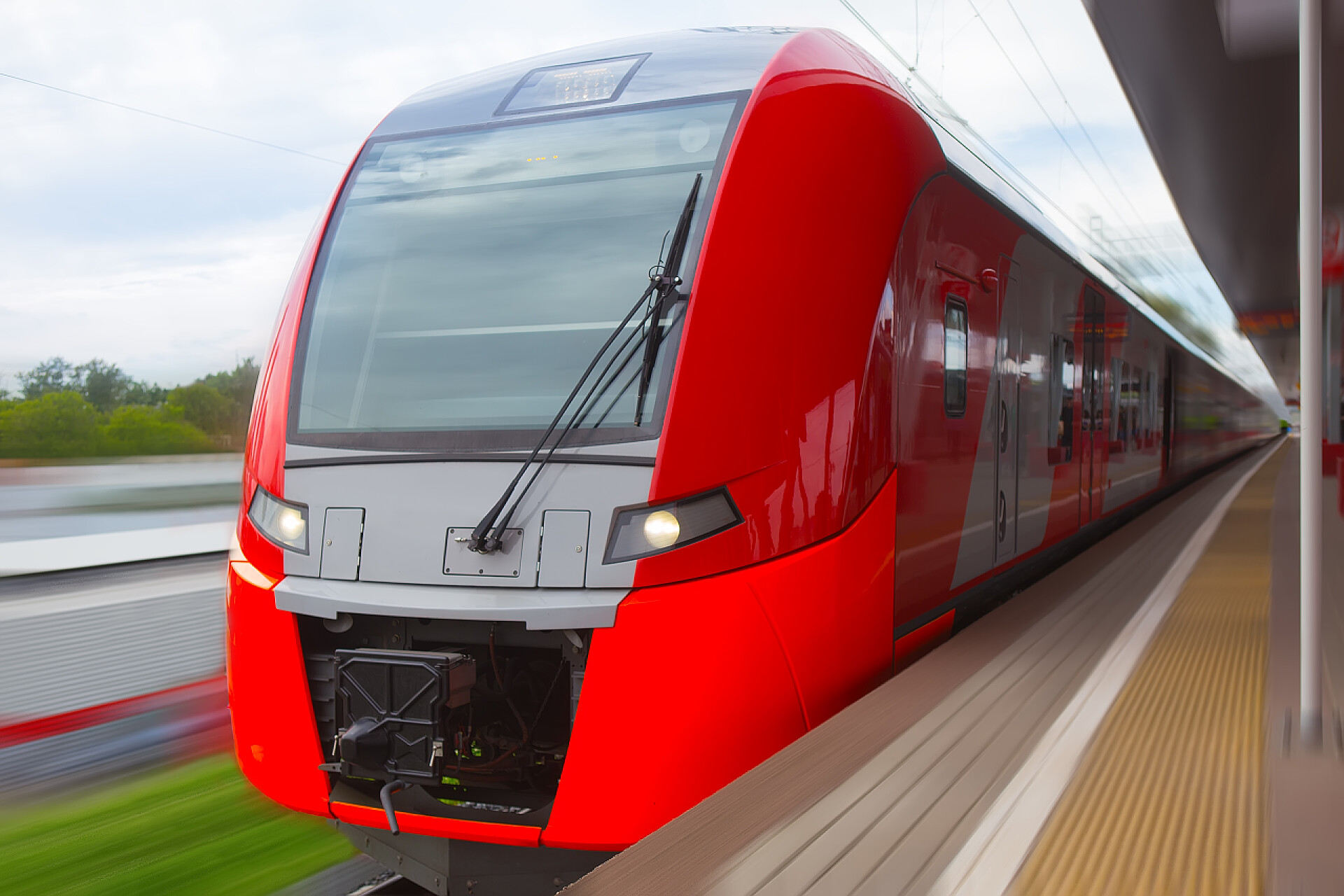 高铁站里红色的高铁头特写镜头列车接近车站时火车