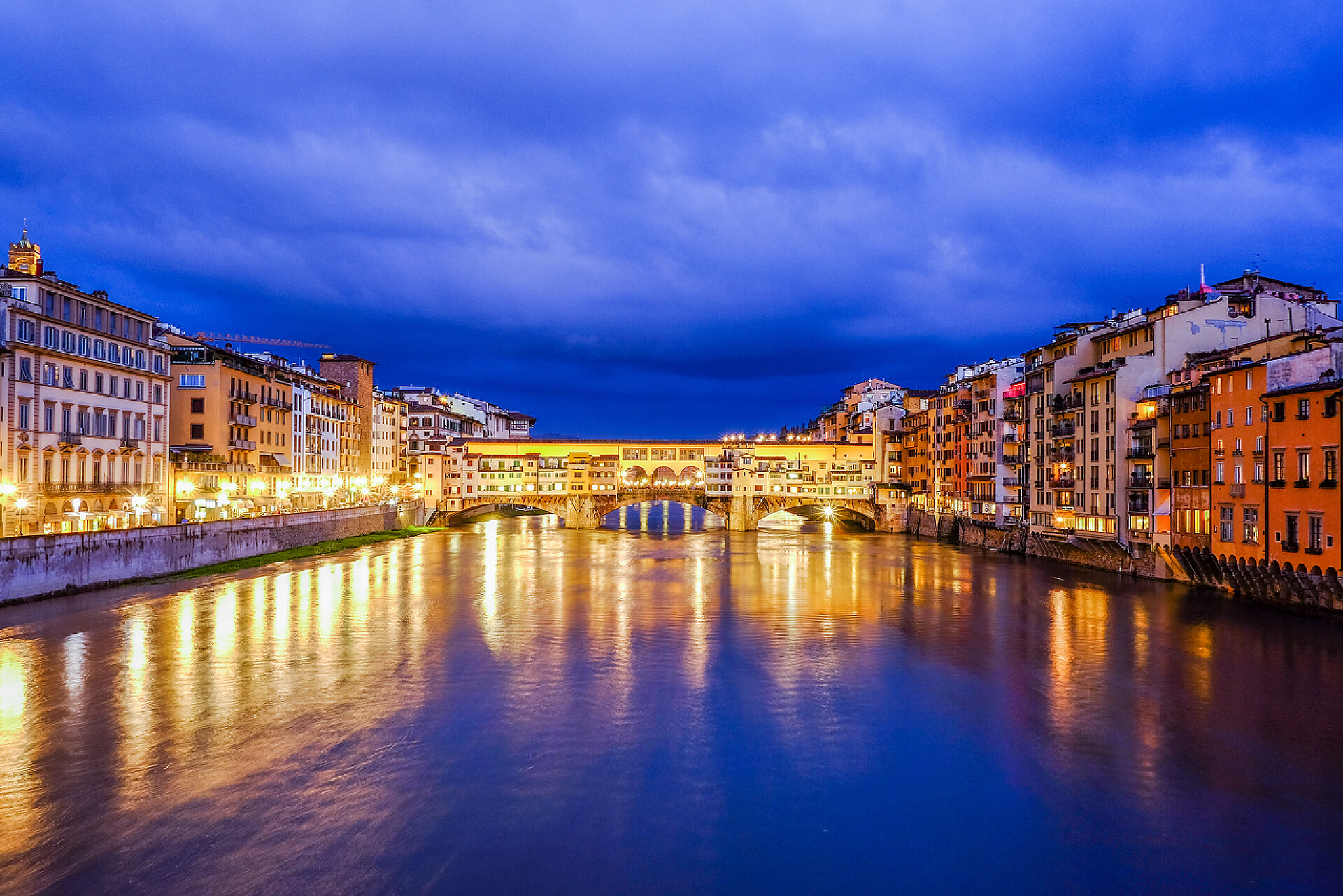 佛罗伦萨海岸上的欧式建筑佛罗伦萨，Ponte Vecchio 戏剧印成夜景