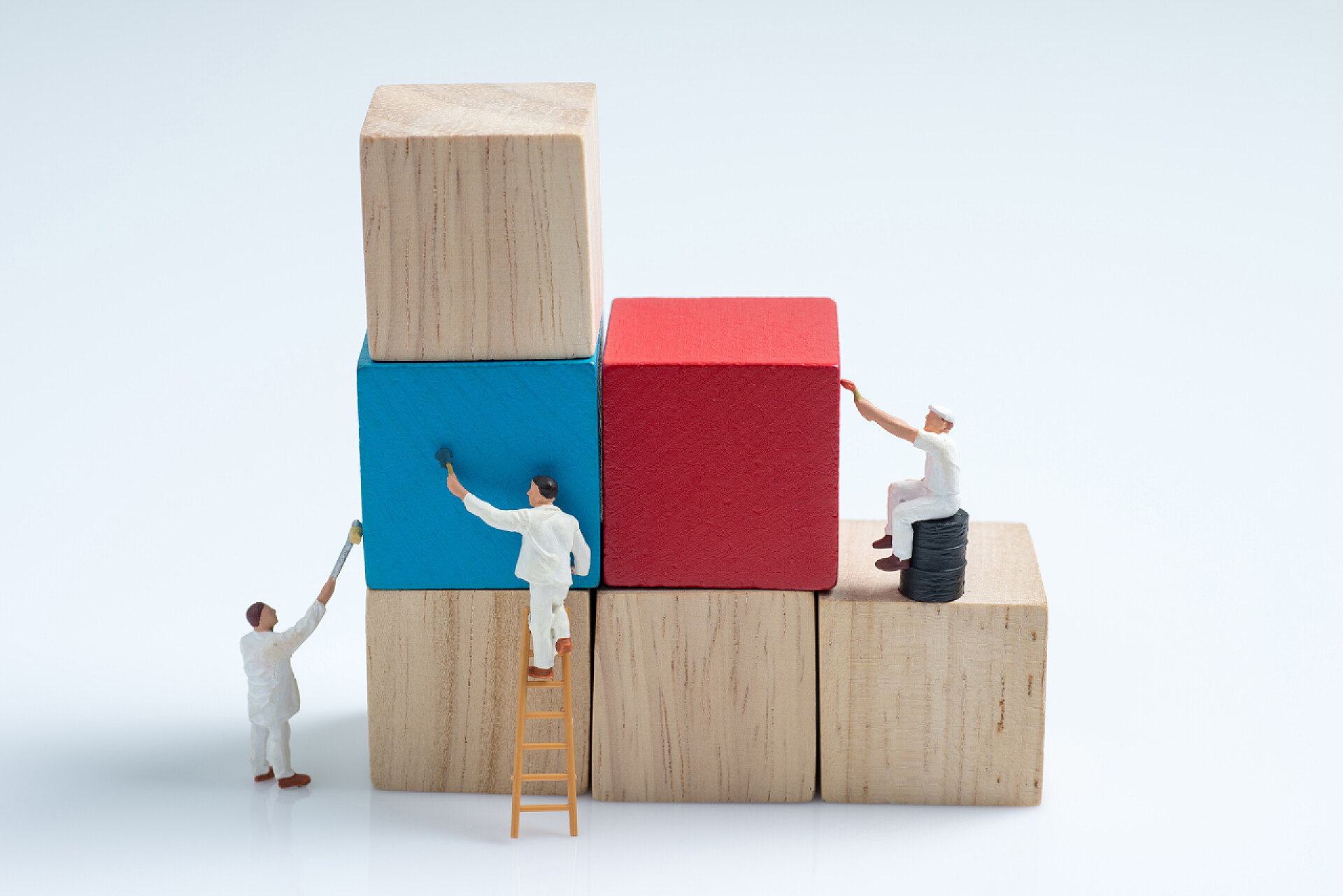 堆木块的人微型人工人画木多维数据集构建基块