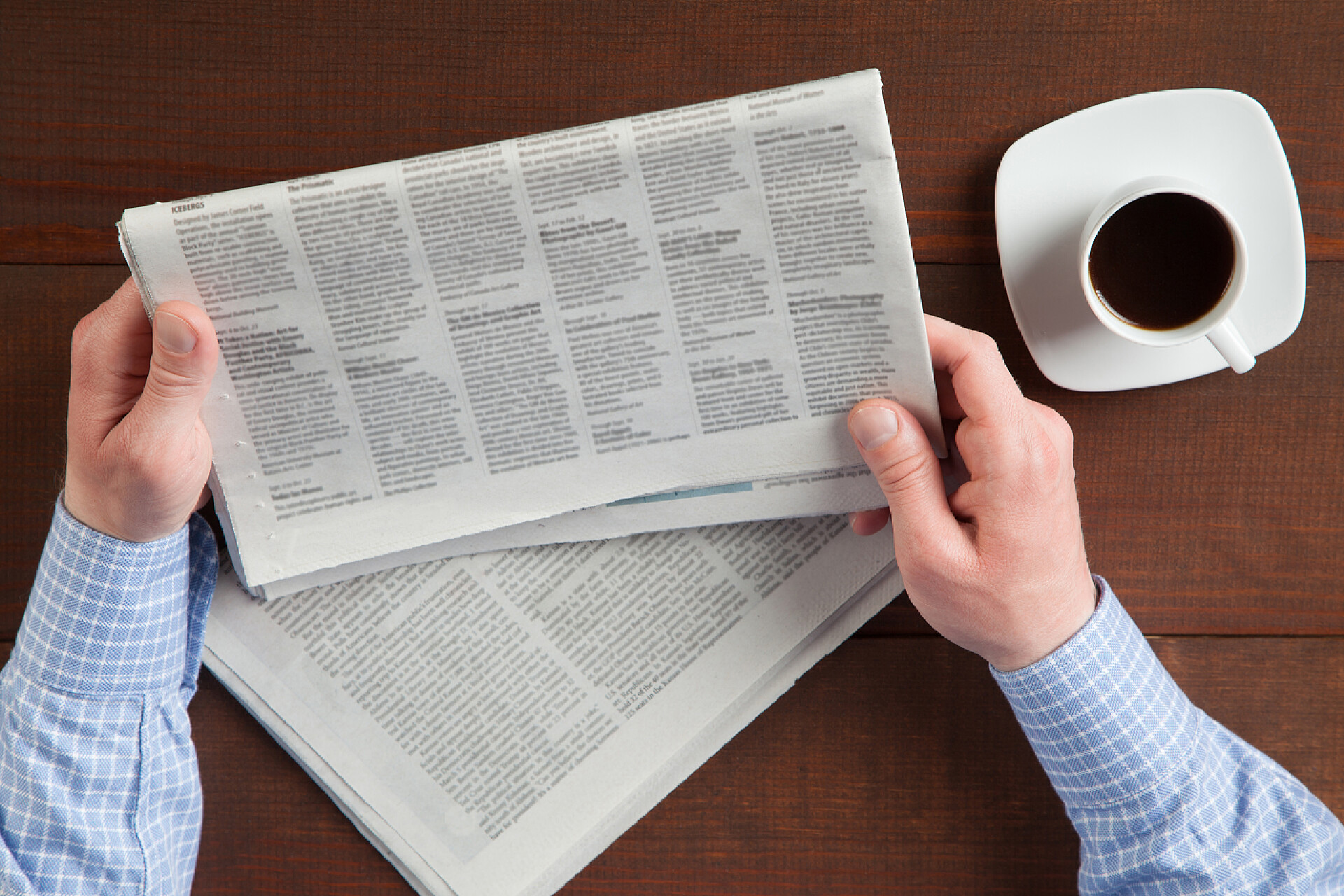 拿报纸的双手特写镜头男性手拿报纸 