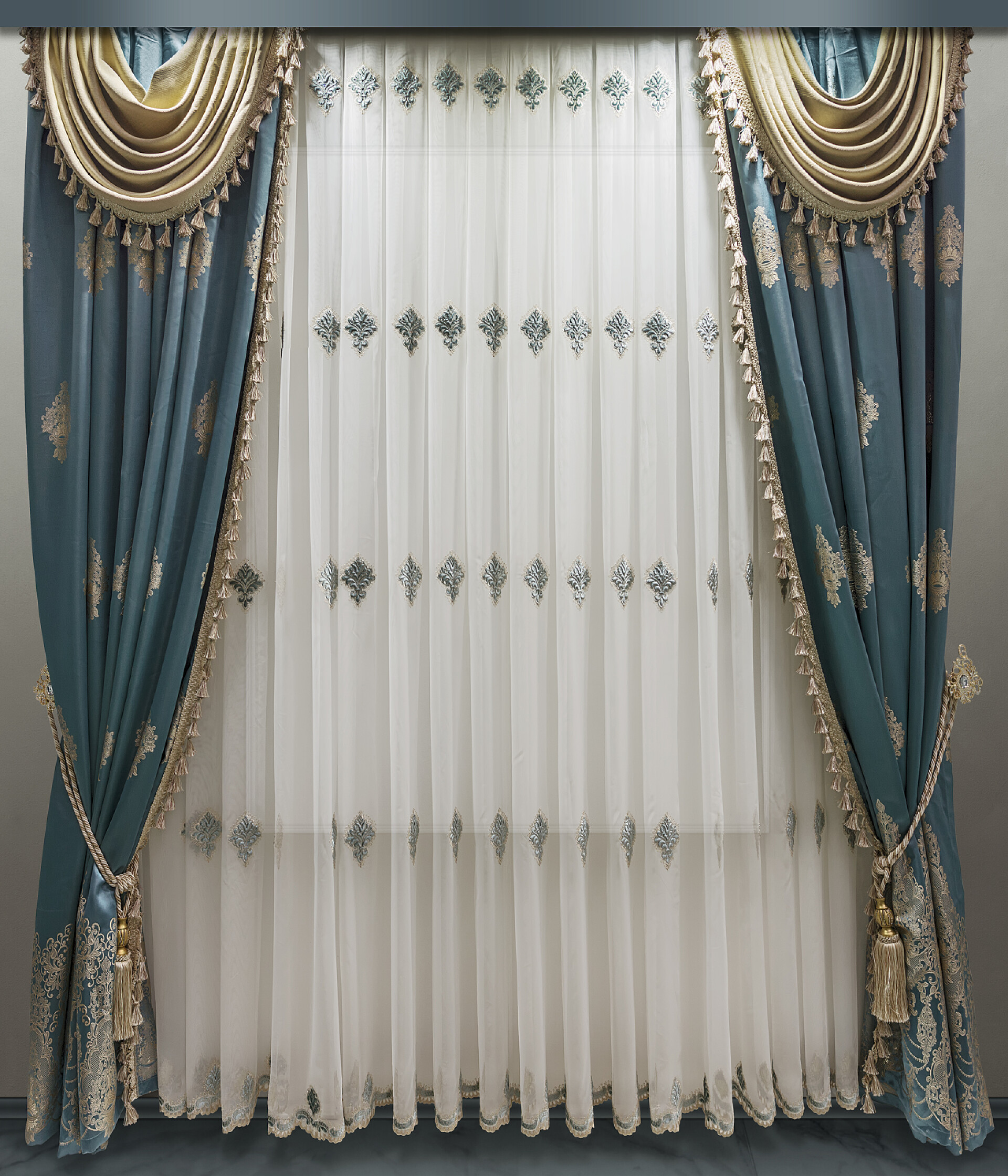 欧式天鹅绒窗帘特写镜头古典风格的室内装饰。柔软的天鹅绒窗帘与沿边缘的边缘，对比对采用金色面料和半透明的薄纱绣花.