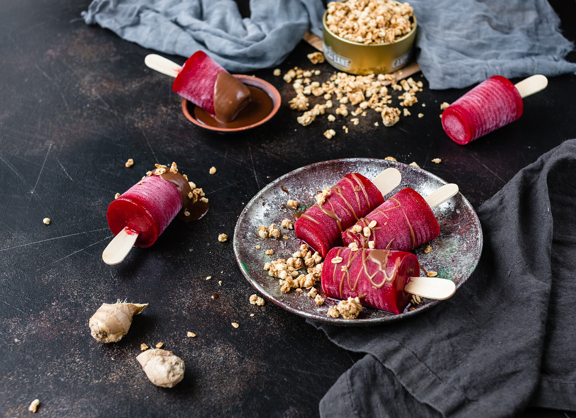 黑色背景上的冰棒自制的莓果冰果汁冰糕 