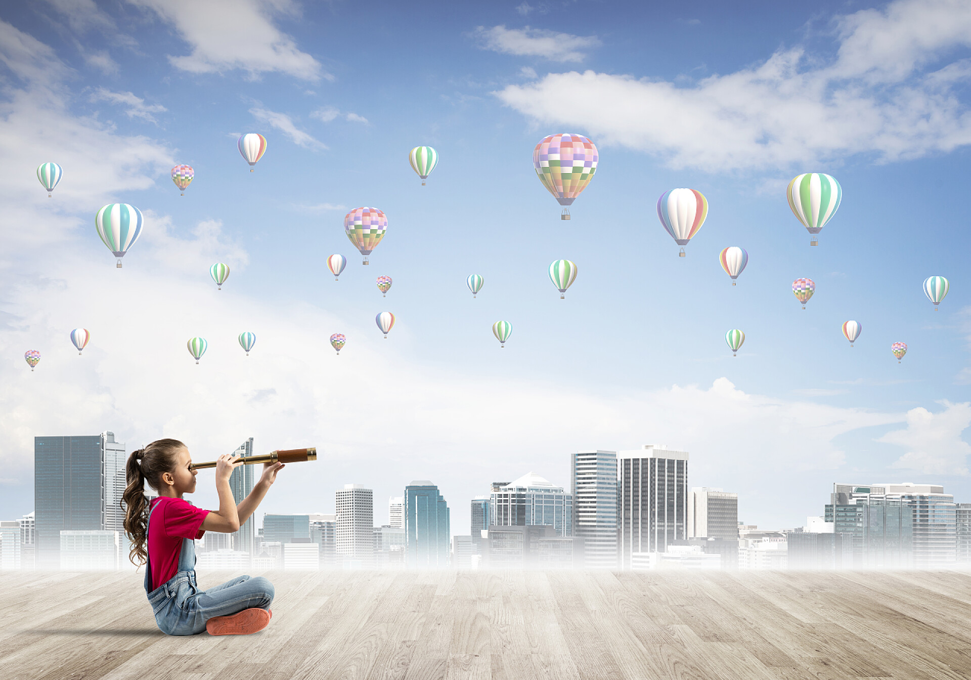 坐在木地板上用望远镜看世界的小女孩多可爱的孩子女孩 