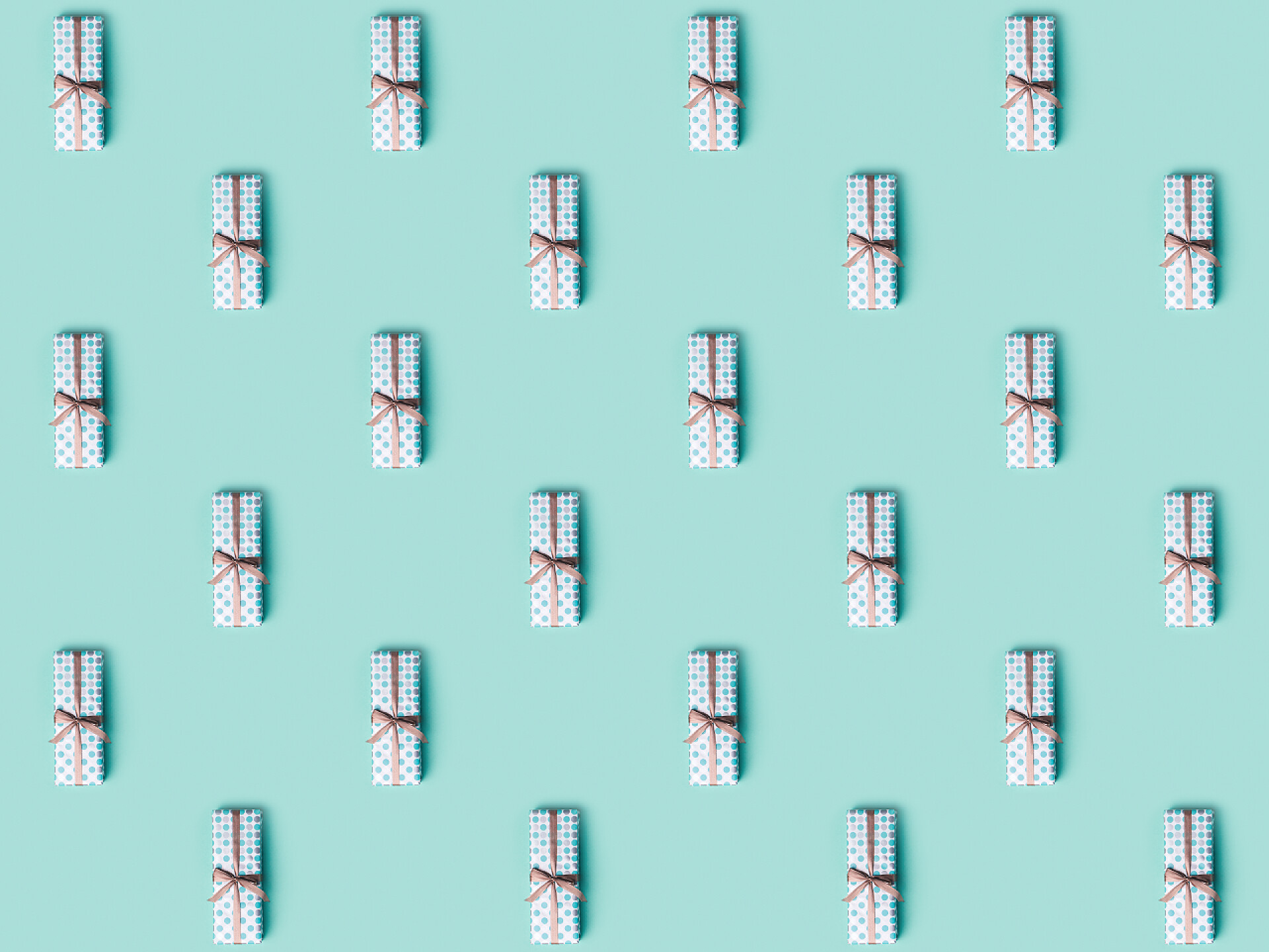 绿色背景前的用丝带绑好的礼品盒包装的礼品盒