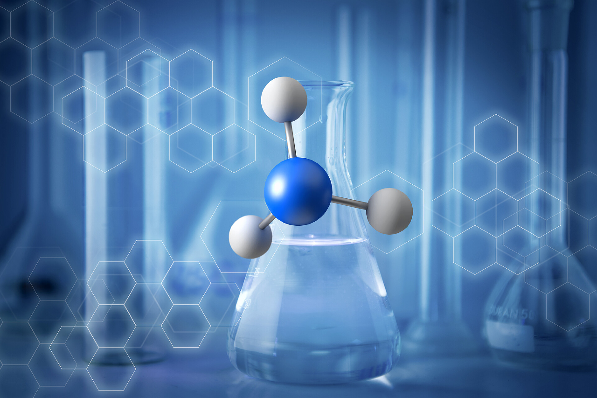 蓝色背景墙，玻璃杯和细胞核3d 渲染分子上显示医疗接口上 