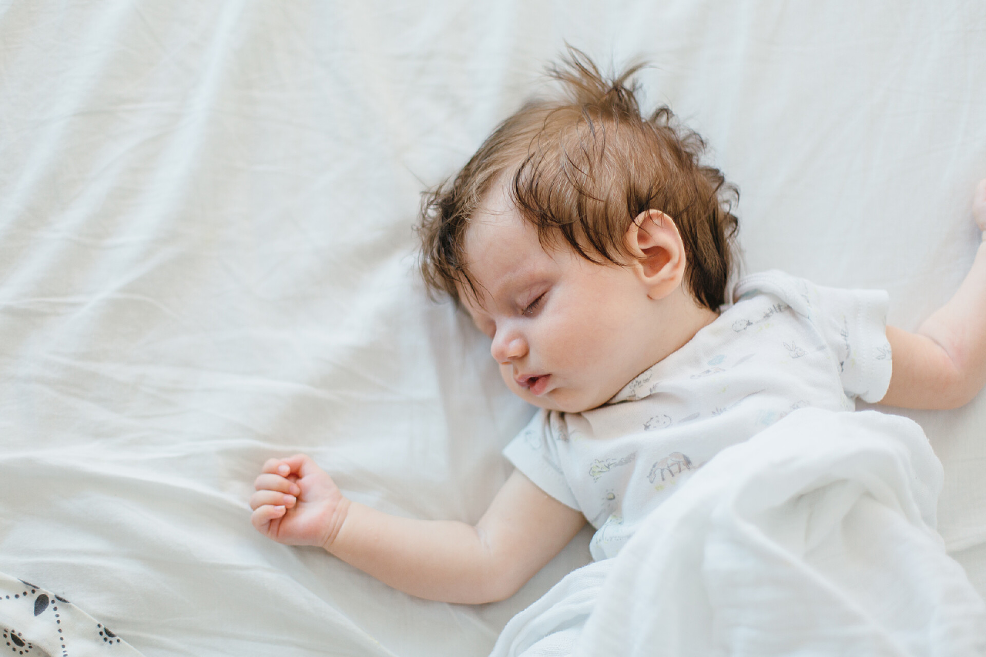 可爱的小宝宝躺在床铺上睡觉可爱的小女孩 