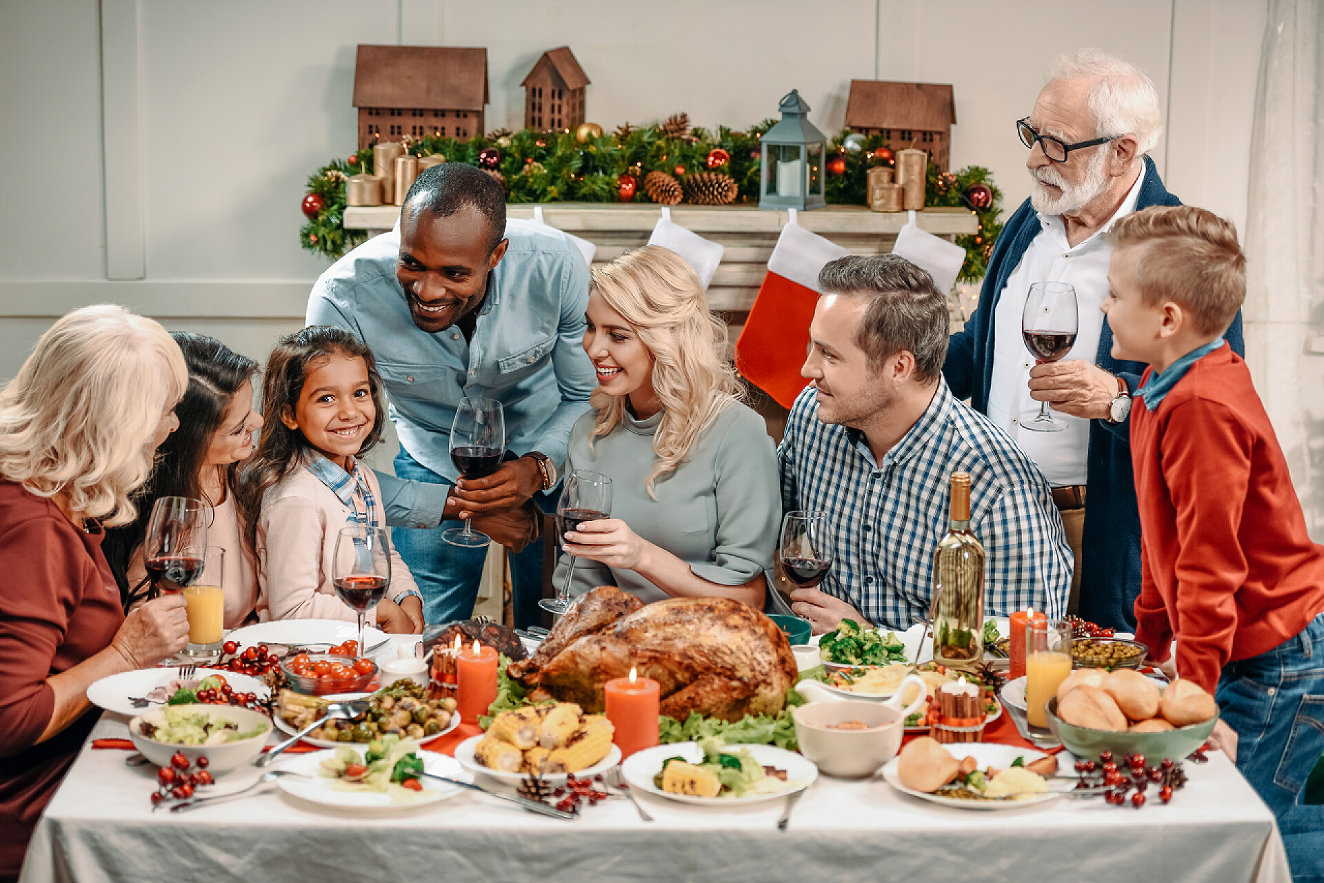庆祝万圣节的一家人圣诞节