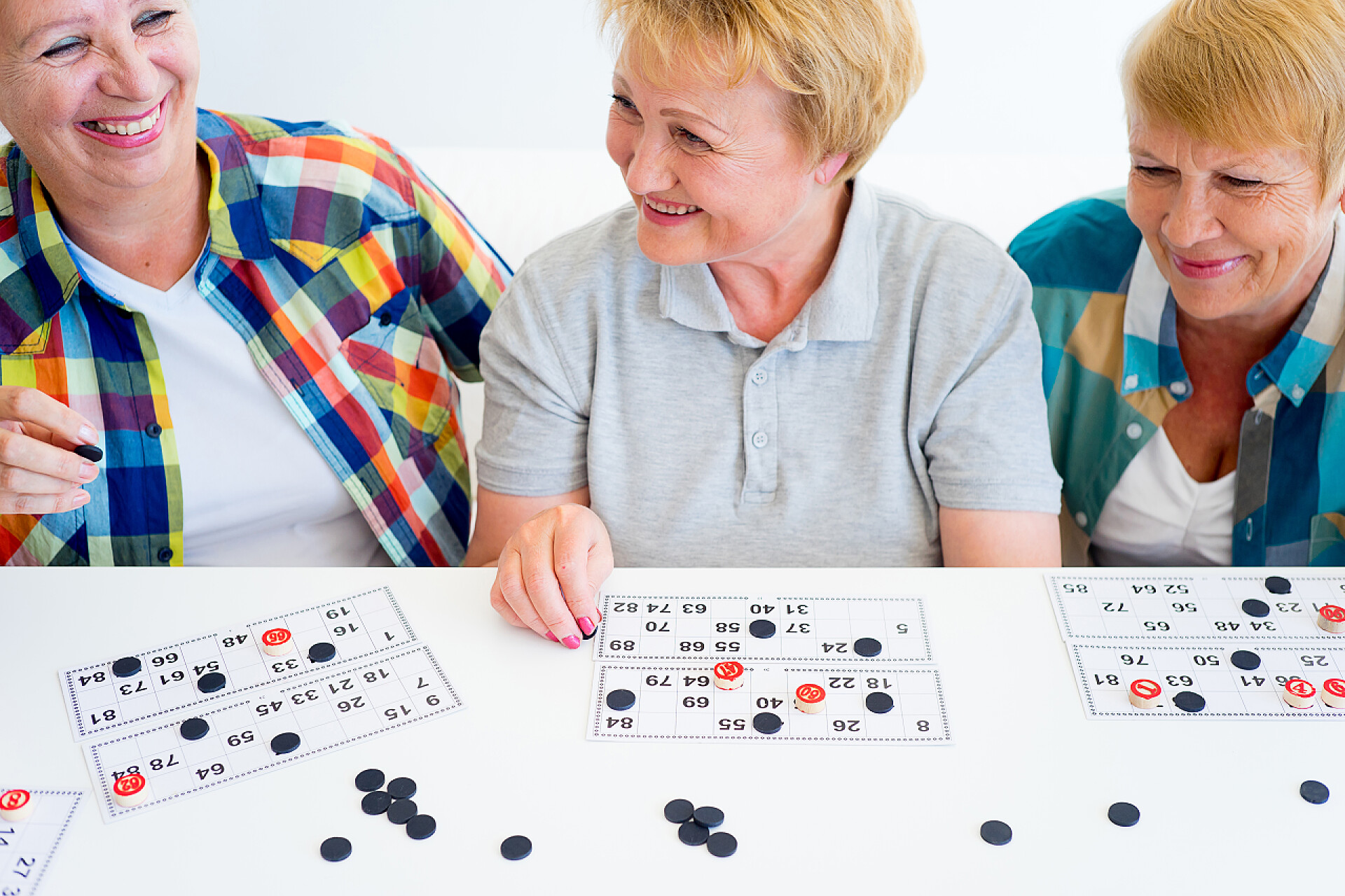 三个阿姨在玩棋子高级人玩棋类游戏