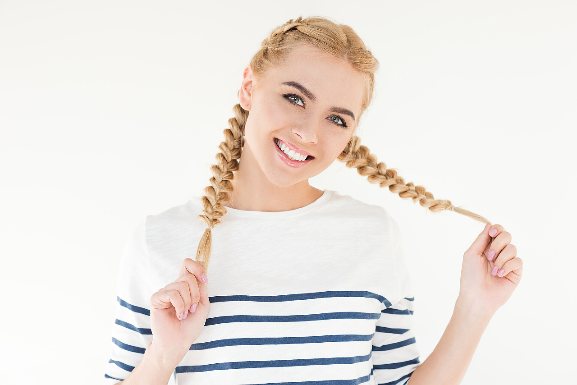 黑色背景前的一个扎着马尾辫的女人美丽的金发女孩