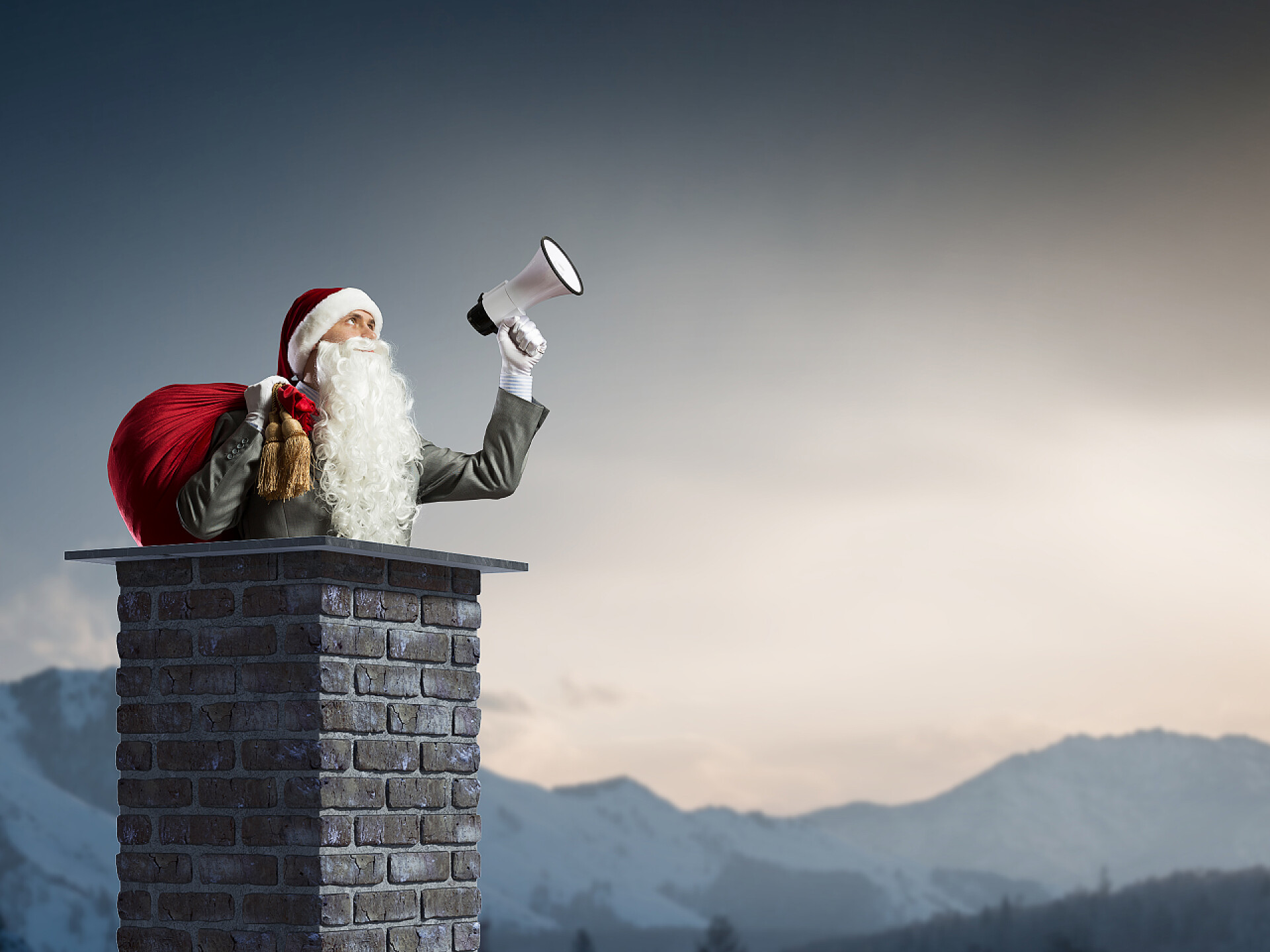 圣诞老人在烟筒里给孩子送礼物圣诞老人是已经在这里。混合媒体